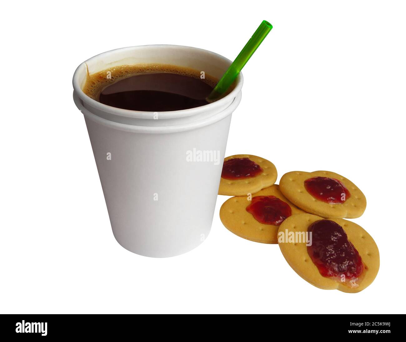 Take-away-Papierkaffee und Kekse mit Marmelade. Die Position ist auf Weiß isoliert. Beschneidungspfad enthalten. Stockfoto