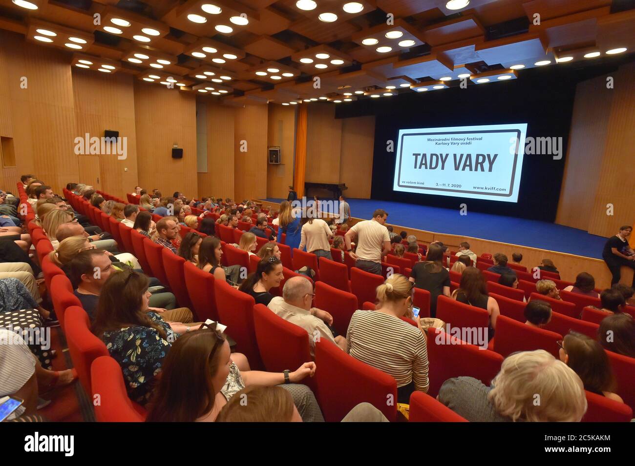 Karlsbad, Tschechische Republik. Juli 2020. Die Filmvorstellung TADY VARY beginnt am Freitag, den 3. Juli 2020 vor dem Hotel Thermal in Karlovy Vary, Tschechien. Die Show wird sechzehn Filme in zwei täglichen Vorführungen in allen teilnehmenden Kinos von heute bis zum 11. Juli 2020 in der ganzen Tschechischen Republik präsentieren, ersetzt abgesagte Internationale Filmfestival Karlovy Vary. Kredit: Slawomir Kubes/CTK Foto/Alamy Live Nachrichten Stockfoto