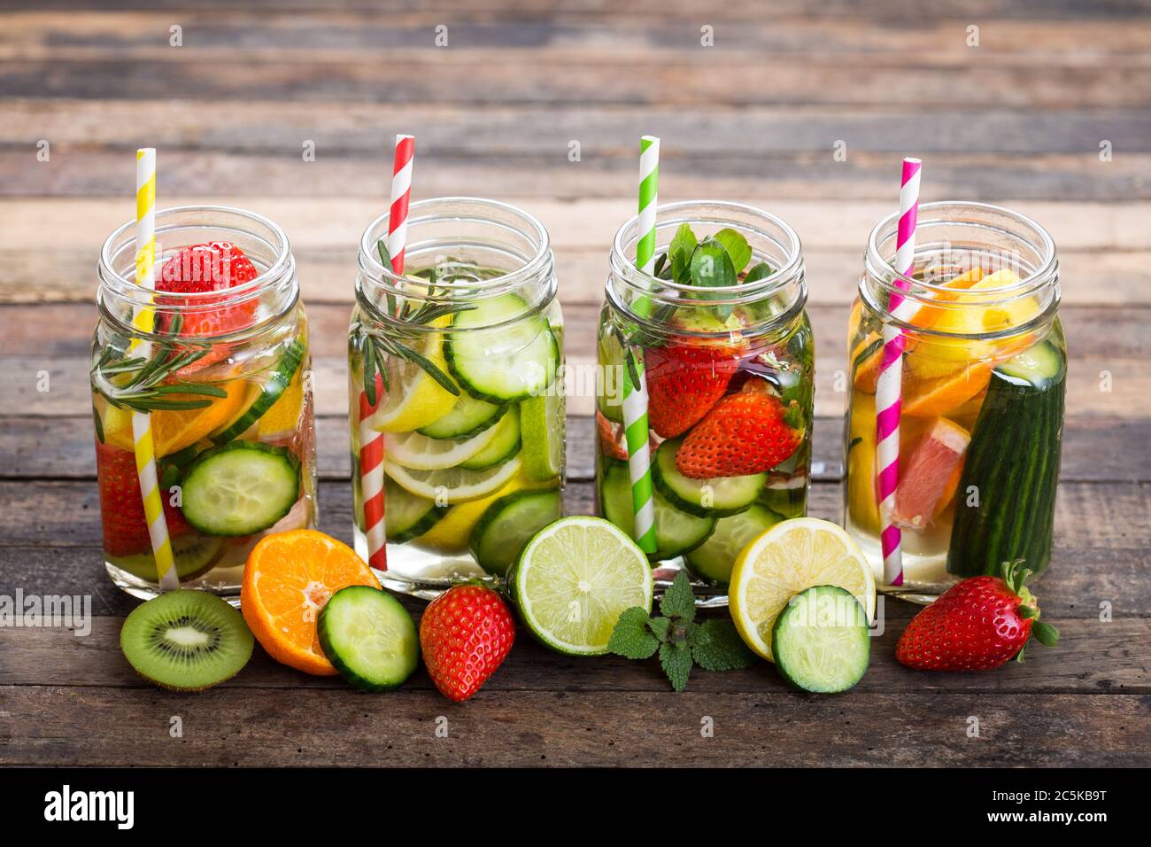 Frisches Detox-Wasser mit frischem Obst, Gemüse und Kräutern im Glas Stockfoto