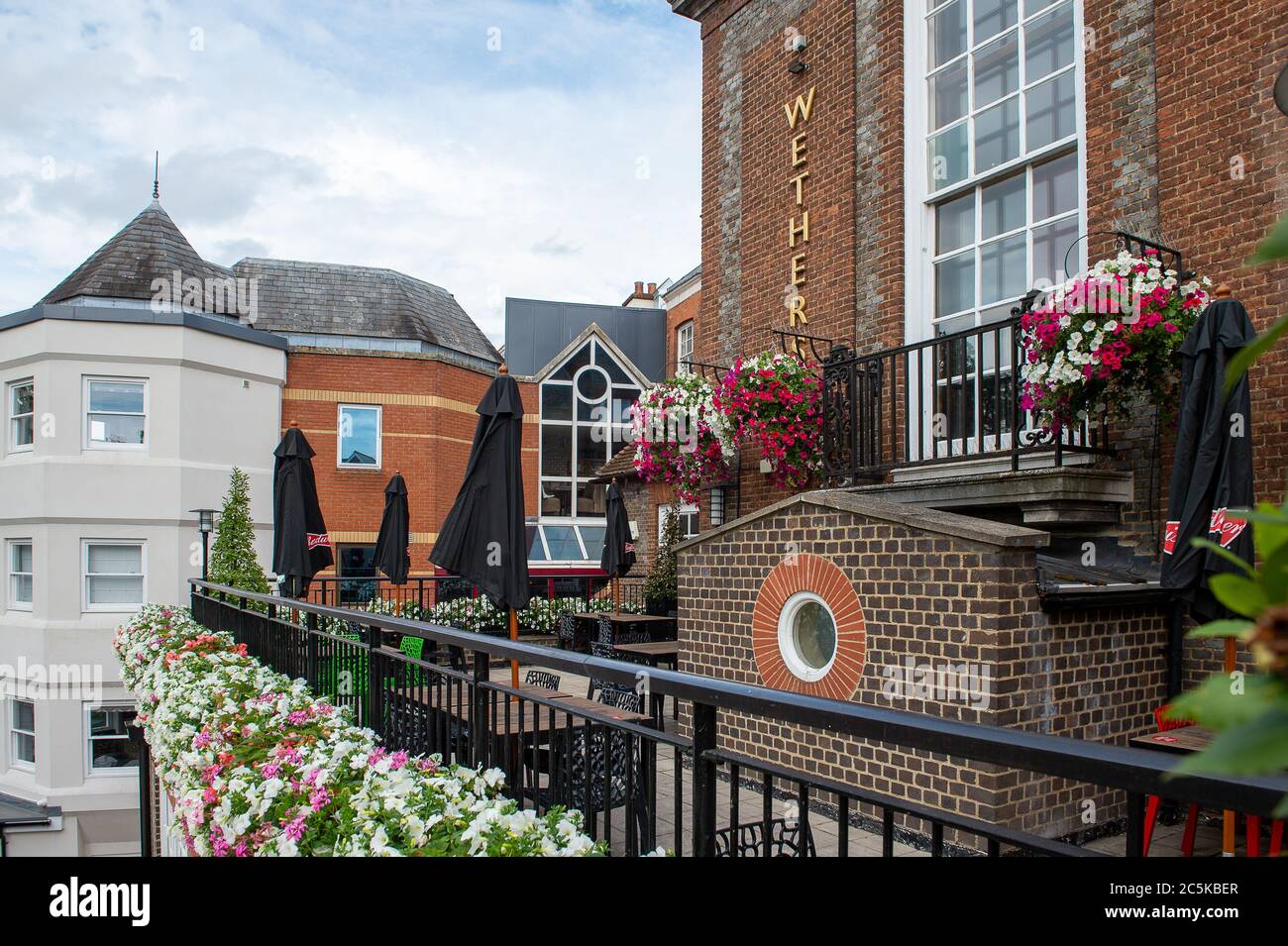 Windsor, Berkshire, Großbritannien. Juli 2020. Das Weatherspoon King and Castle Pub in Windsor, Berkshire, heißt seine Gäste morgen wieder willkommen, da das Pub zum ersten Mal seit der Sperrung durch das Coronavirus wieder geöffnet wird. Quelle: Maureen McLean/Alamy Stockfoto