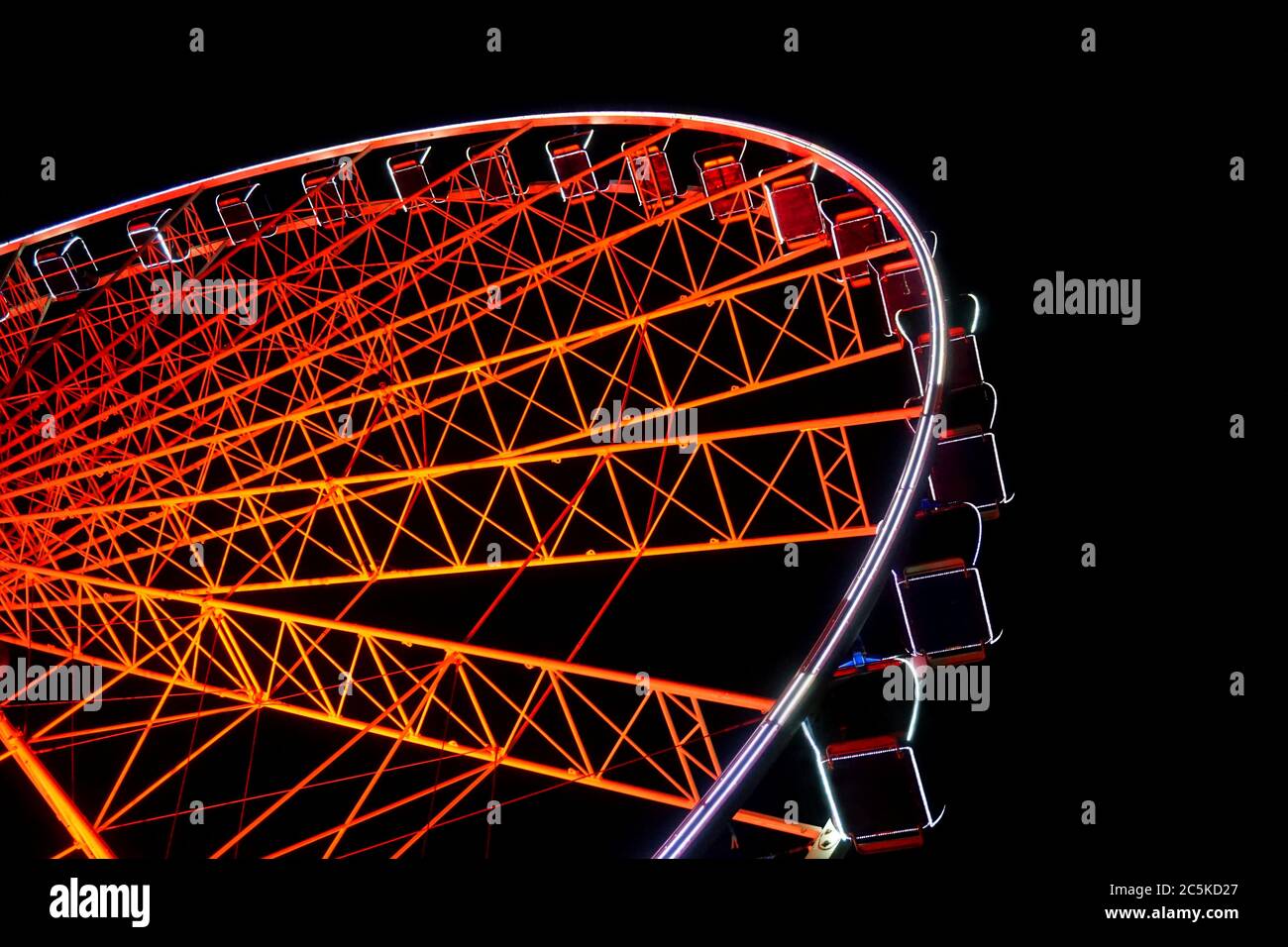 Buntes Riesenrad 'Wheel of Vision' am Burgplatz in der Düsseldorfer Altstadt. Dies ist eine große Attraktion für Düsseldorfer und Besucher im Winter. Stockfoto
