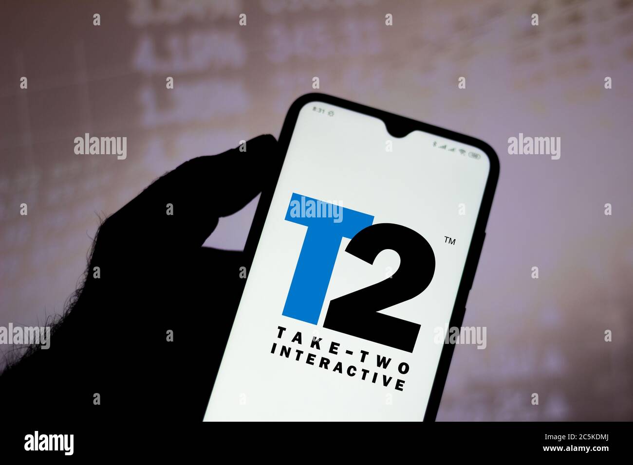 In dieser Abbildung wird das Logo der interaktiven Software von Take-Two auf einem Smartphone angezeigt. Stockfoto