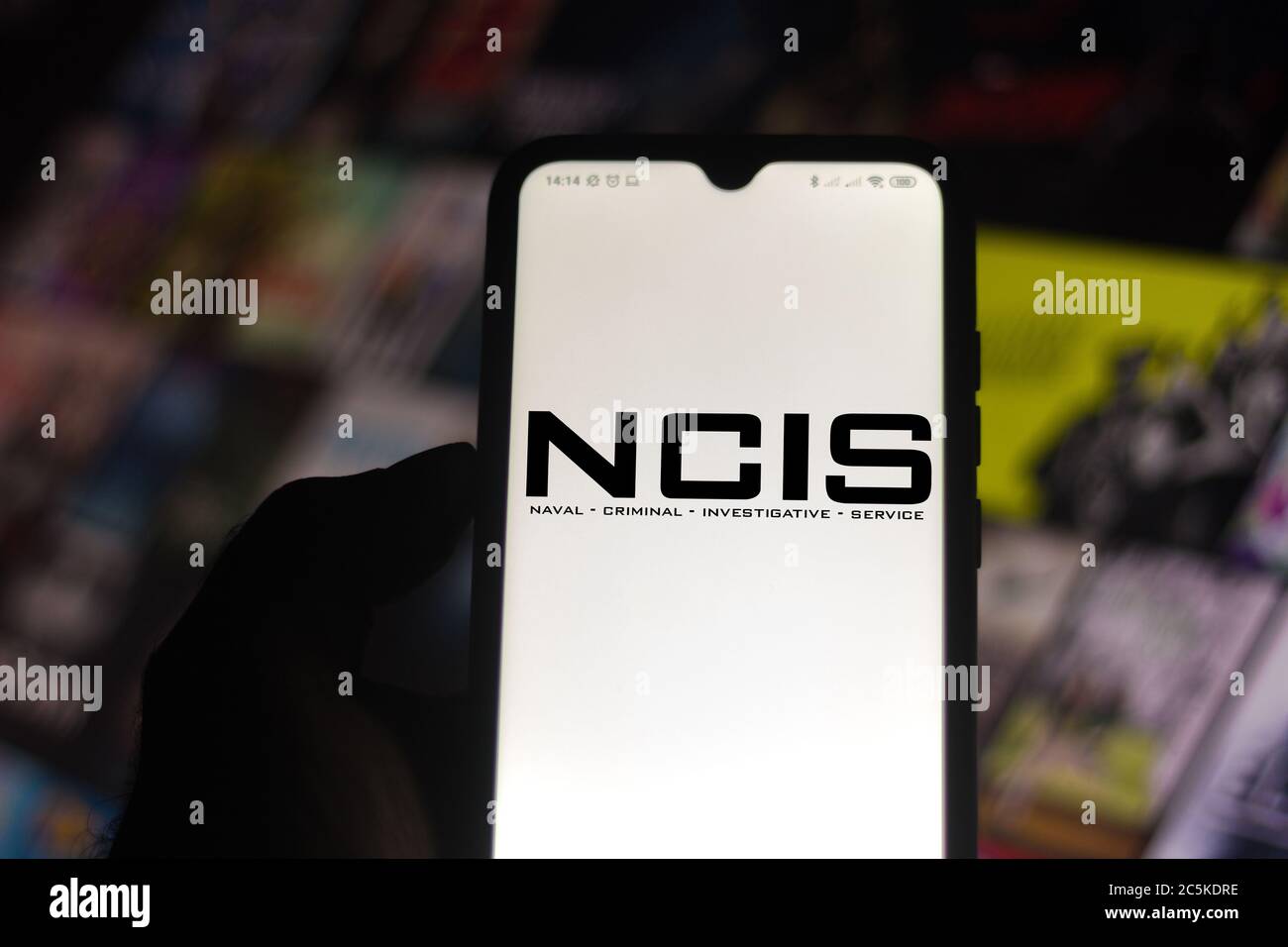 In dieser Abbildung zeigt das Logo des Naval Criminal Investigative Service (NCIS), das auf einem Smartphone angezeigt wird. Stockfoto