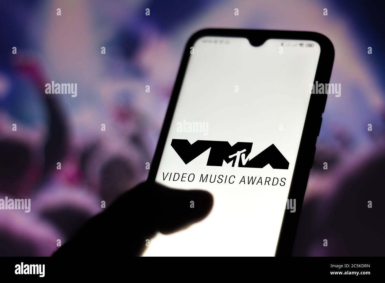 In dieser Abbildung wird das Logo der MTV Video Music Awards (VMA) auf einem Smartphone angezeigt. Stockfoto