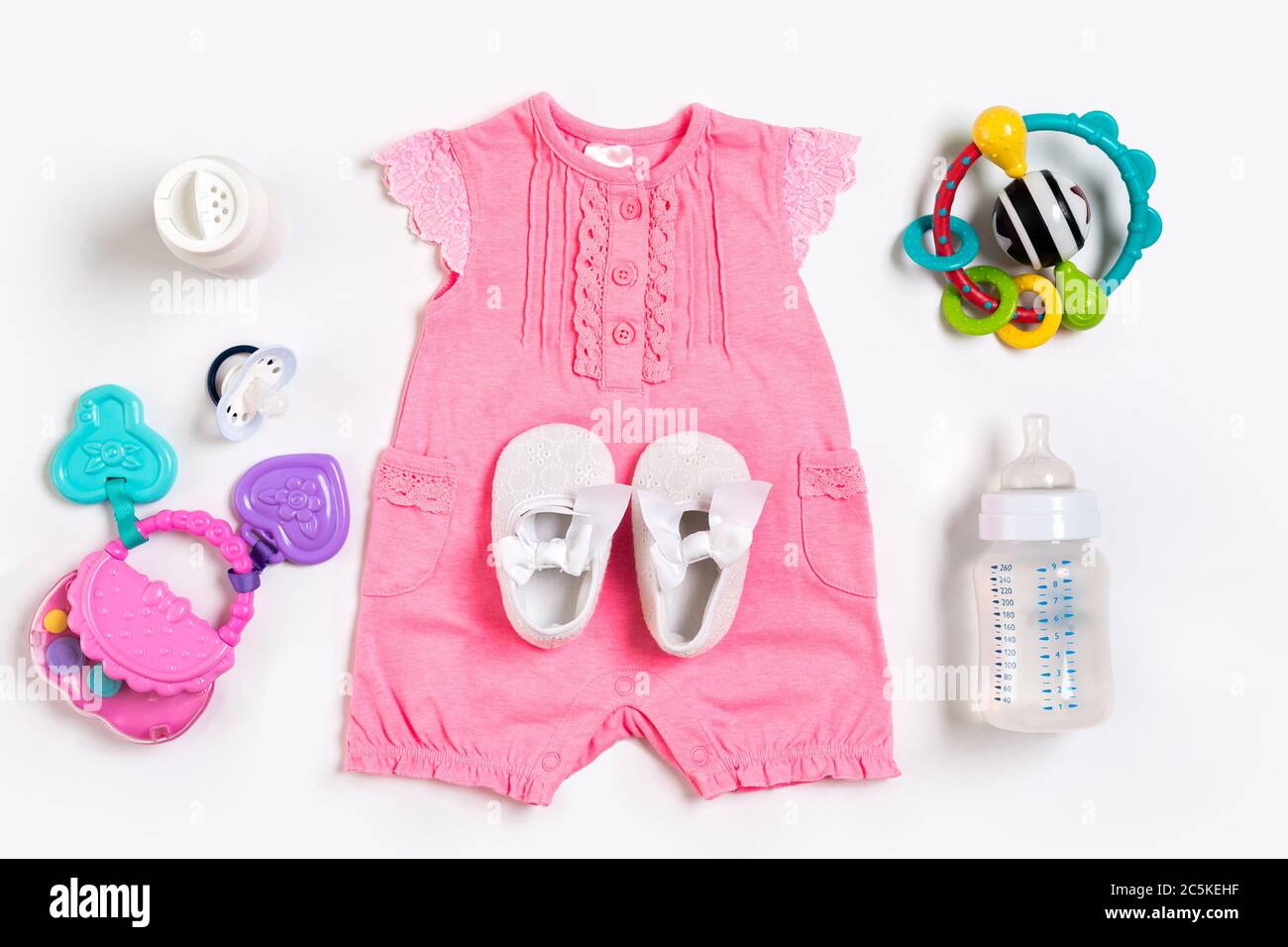 Babykleidung und Accessoires auf weißem Hintergrund. Draufsicht Stockfoto
