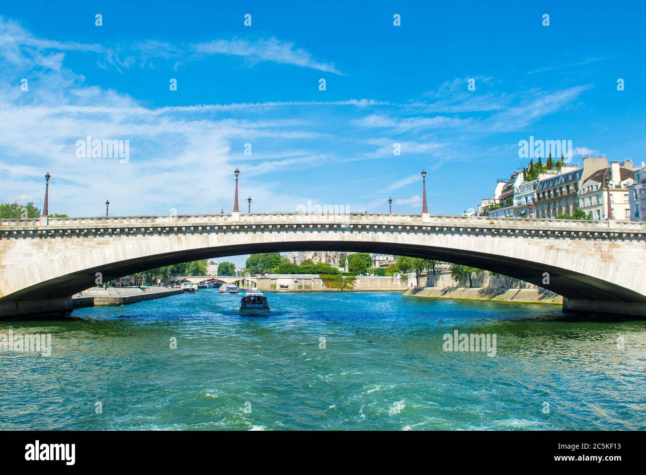 Paris, Frankreich - 25. Juni 2019: Helle Sommerlandschaft mit Tournelle Brücke über die seine Stockfoto