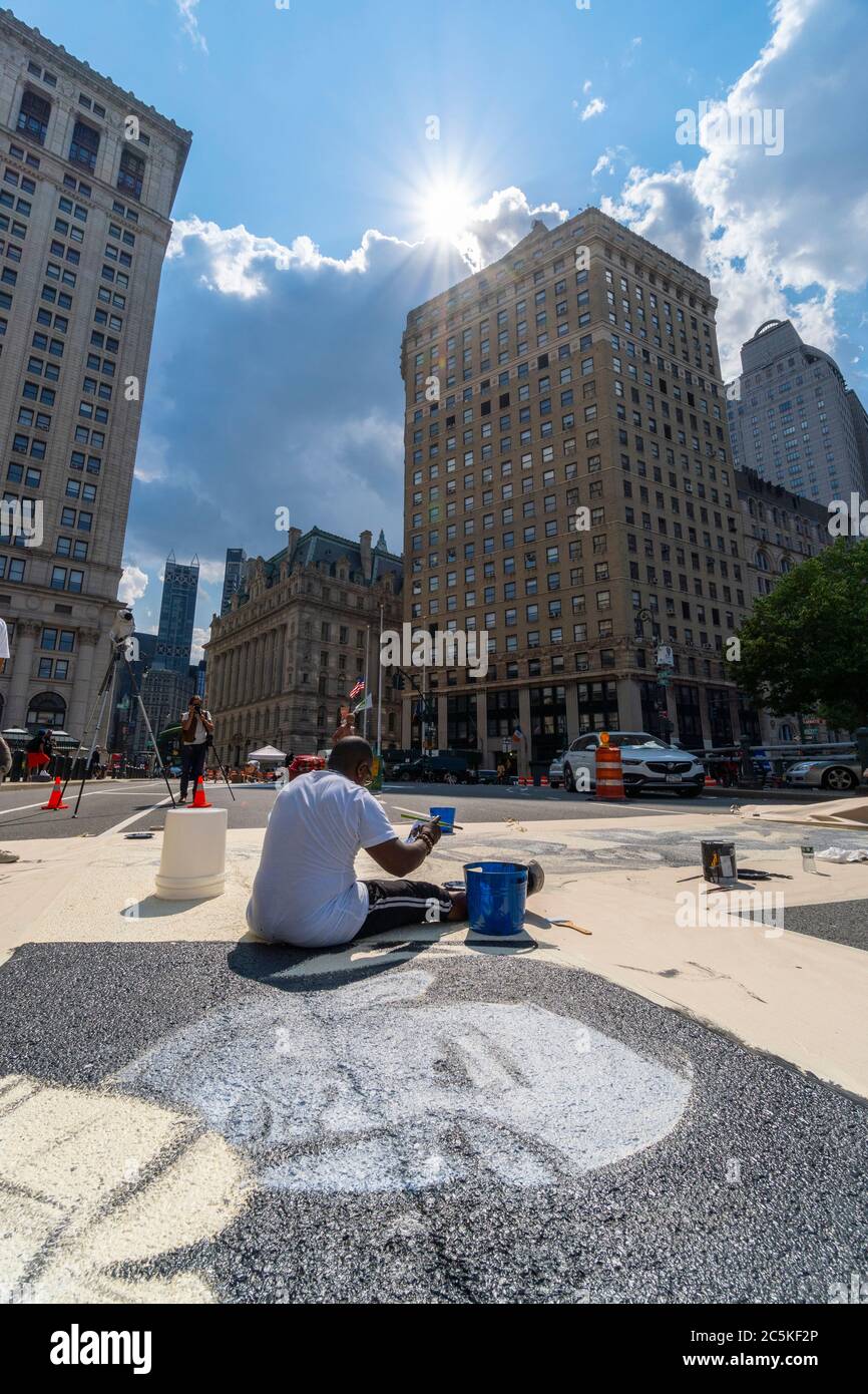 Riesige Wandbilder von Black Lives Matter, die auf der Street NYC gezeichnet wurden Stockfoto