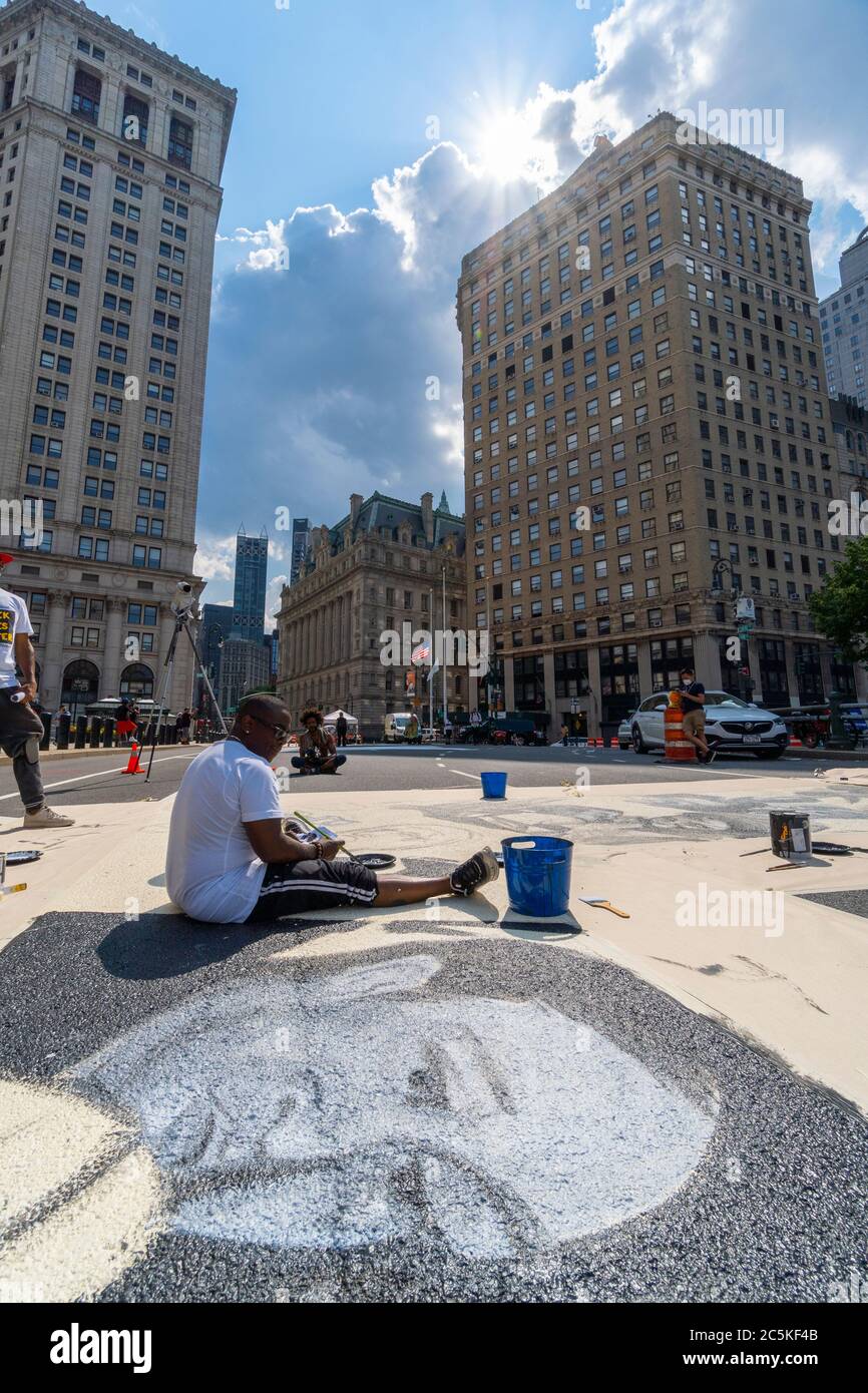 Riesige Wandbilder von Black Lives Matter, die auf der Street NYC gezeichnet wurden Stockfoto