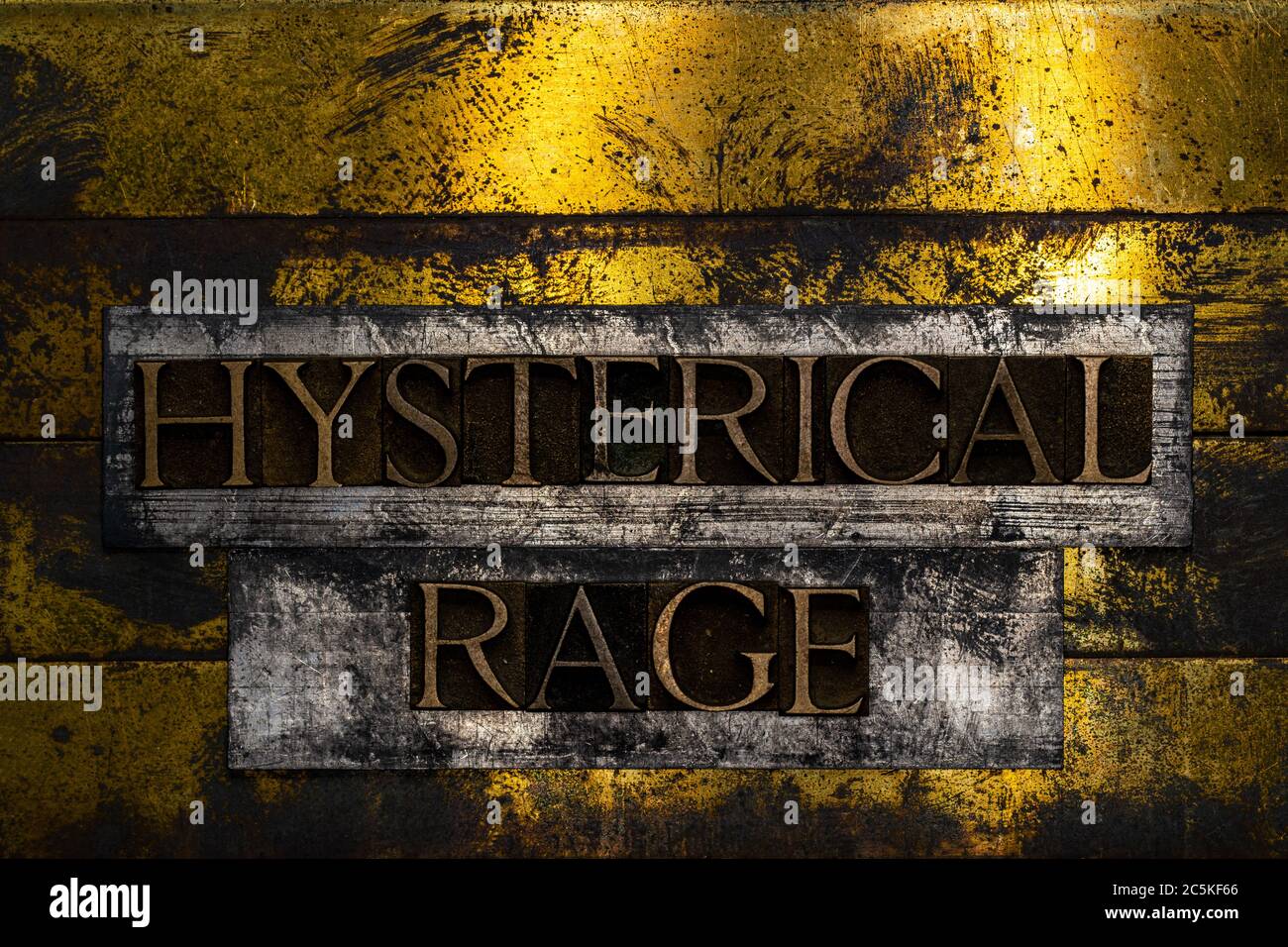 Hysterische Wut Text mit echten authentischen Buchstaben auf vintage texturierten Silber Grunge Kupfer und Gold Hintergrund gebildet Stockfoto