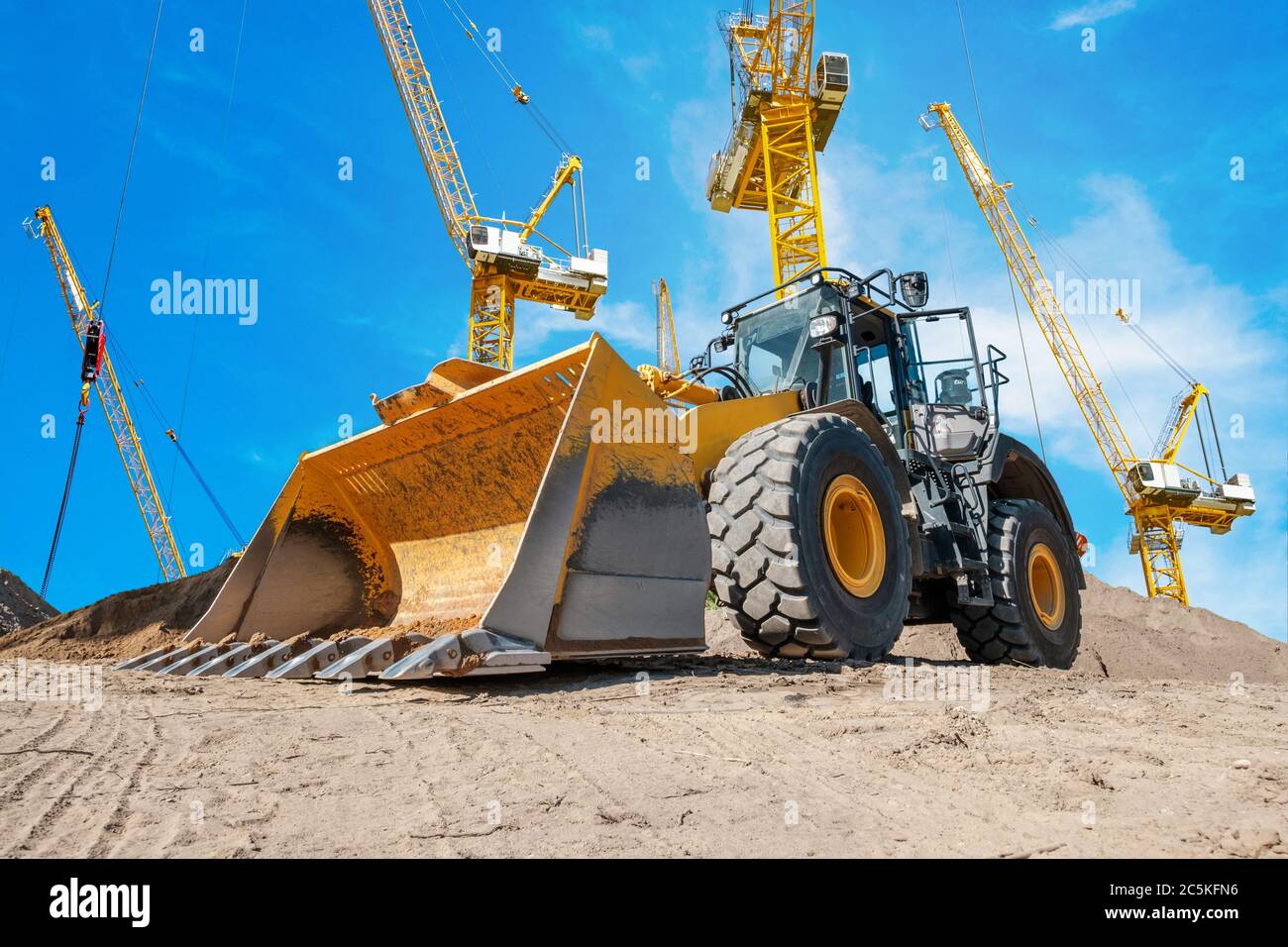 Bagger oder Planierraupen und Kräne auf der Baustelle - Stockfoto