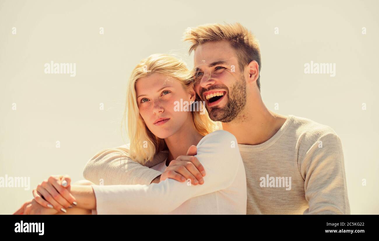 Freundliche Paar. zwischenmenschlichen Beziehung. das Verständnis und die Unterstützung. romantische Beziehung. Paar in Liebe. im Himmel verheiratet. Mann und Mädchen lächelnd. Er sie glücklich machen. glücklich zusammen zu sein. Stockfoto