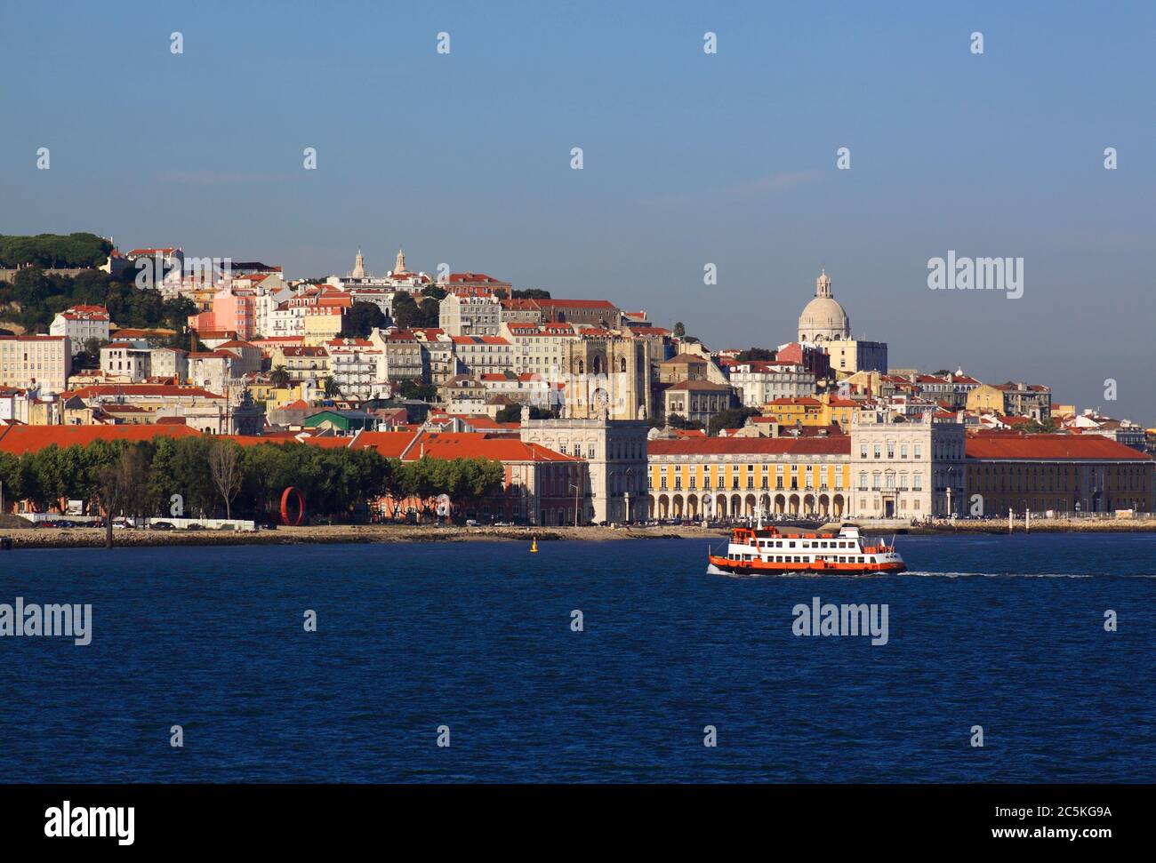 Portugal, Lissabon. Banoramischer Blick auf die Stadt vom Tejo oder Tejo. Stockfoto