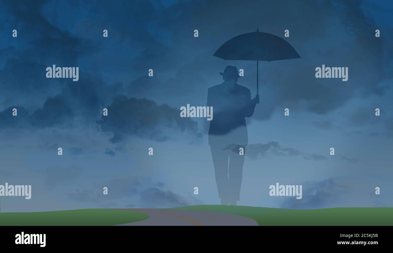 Eine gespenstische Silhouette eines älteren Mannes in einer Fedora und Anzug mit Regenschirm ist vor einem stürmischen Himmel Hintergrund gesetzt. Es ist eine Metapher für Altern, online Stockfoto