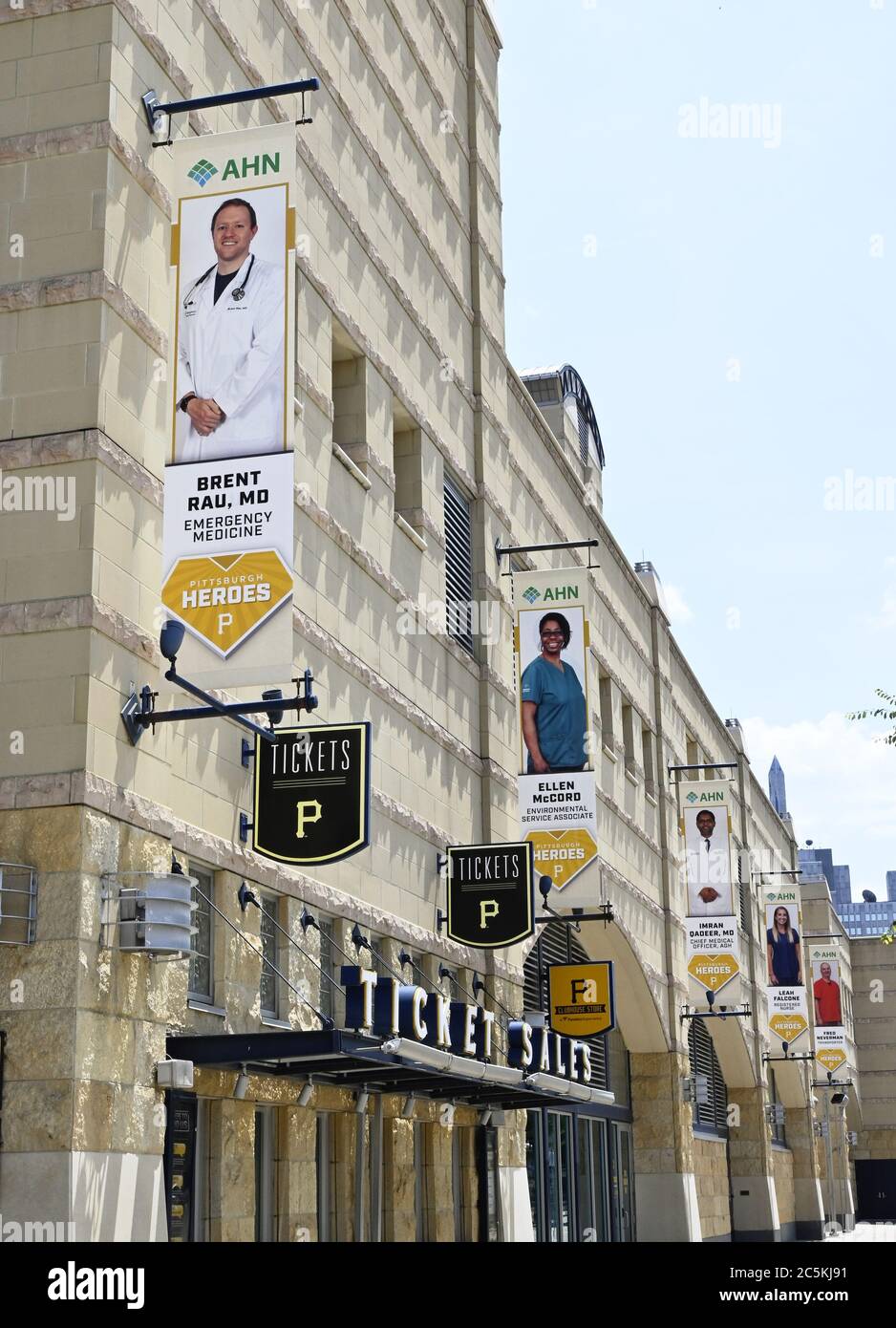 Pittsburgh, Usa. Juli 2020. Banner außerhalb des PNC Park in Pittsburgh ehrt die Mitglieder des medizinischen Fachs als die Piraten praktiziert Freitag, 3. Juli 2020, als Major League Baseball hofft, seine Saison-Team in ein paar Wochen am 23. Juli zu starten. Die Medien durften nicht an den Trainings in Pittsburgh teilnehmen, nachdem Allegheny Country strengere soziale Distanzierungsmaßnahmen aufgrund einer Zunahme von COVID-19-Fällen verordnete. Foto von Archie Carpenter/UPI Kredit: UPI/Alamy Live News Stockfoto