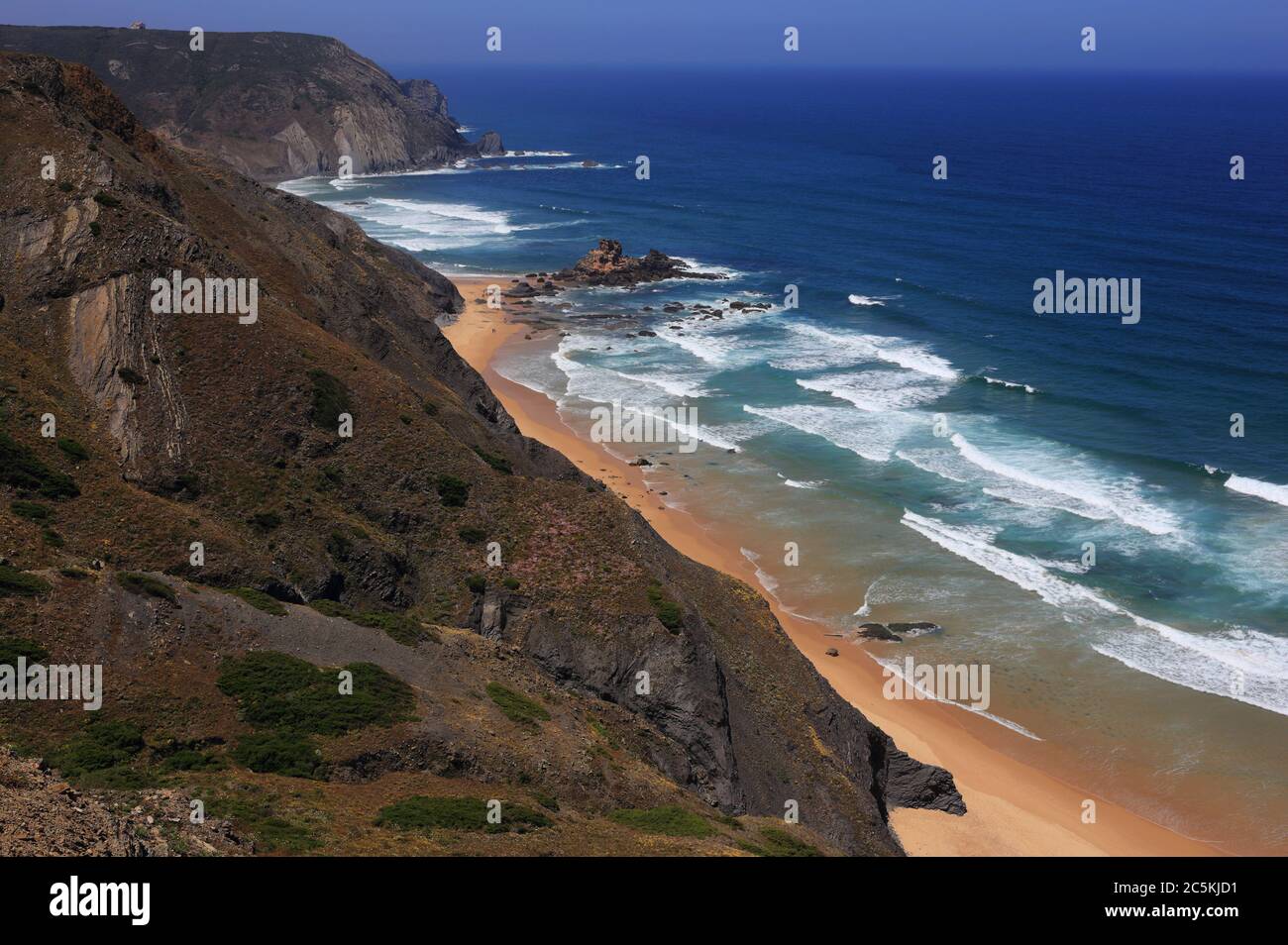 Portugal, Algarve, Vila do Bispo, Süd-West Alentejo und Vicentine Coast Natural Park. Blick auf die Klippen auf die Wellen, die auf den Cordoama Beach waschen Stockfoto