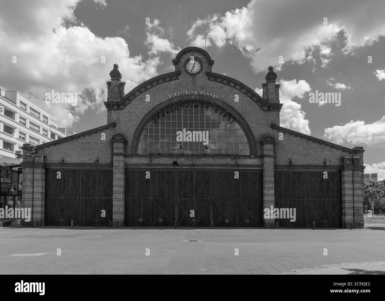 Bockenheimer Depot Theater, ehemalige Straßenbahnwerkstatt in schwarz-weiß, Frankfurt am Main, Deutschland Stockfoto