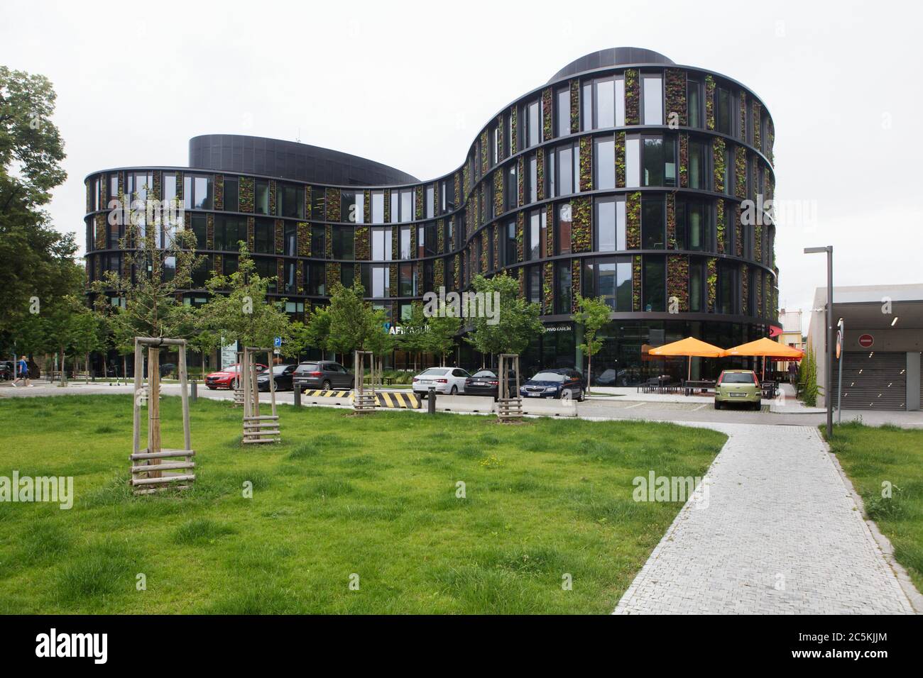Bürogebäude AFI Karlín Schmetterling mit Wohnfassaden im Stadtteil Karlín in Prag, Tschechische Republik. Das Gebäude, das von den tschechischen Architekten David Richard Chisholm und Vít Máslo aus dem CMC architects Studio entworfen wurde, wurde zwischen 2014 und 2018 gebaut. Stockfoto