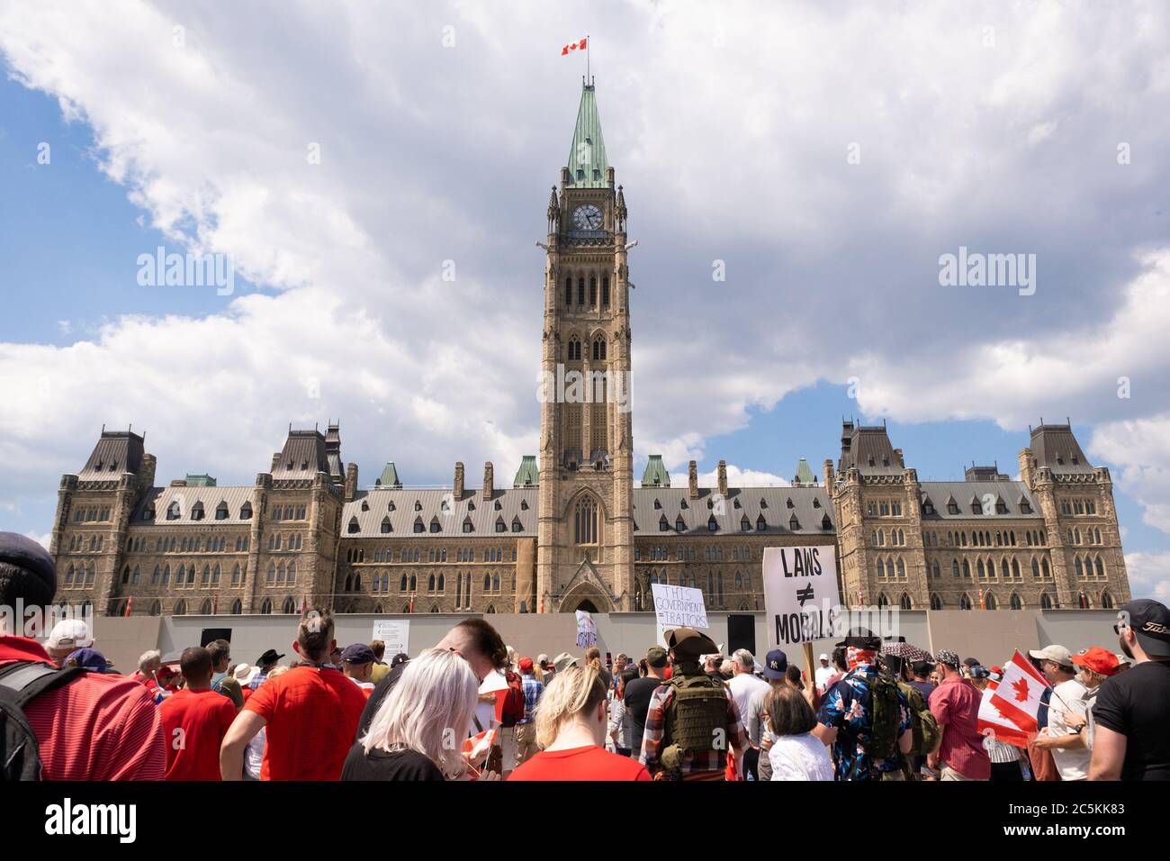 Demonstranten versammeln sich am Canada Day vor dem Parliament Hill in Ottawa, um gegen die Regierung zu protestieren. Stockfoto