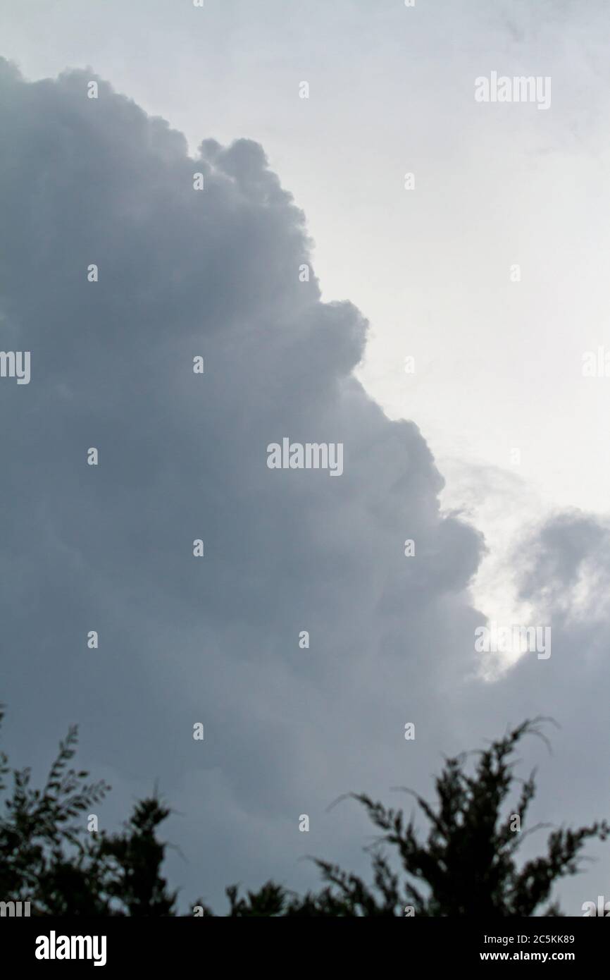 Dunkle Sturmwolken erzeugen einen bedrohlichen Himmel, wenn sich ein Gewitter nähert. Stockfoto