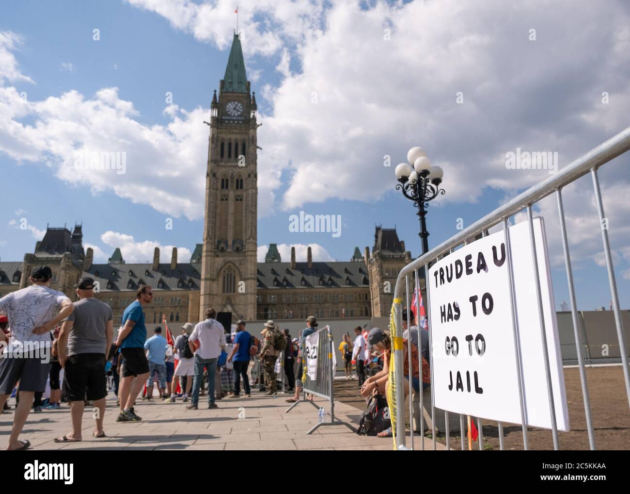 Demonstranten kritisieren den kanadischen Premierminister Justin Trudeau und seine jüngsten Skandale vor dem Parliament Hill in Ottawa am Canada Day. Stockfoto