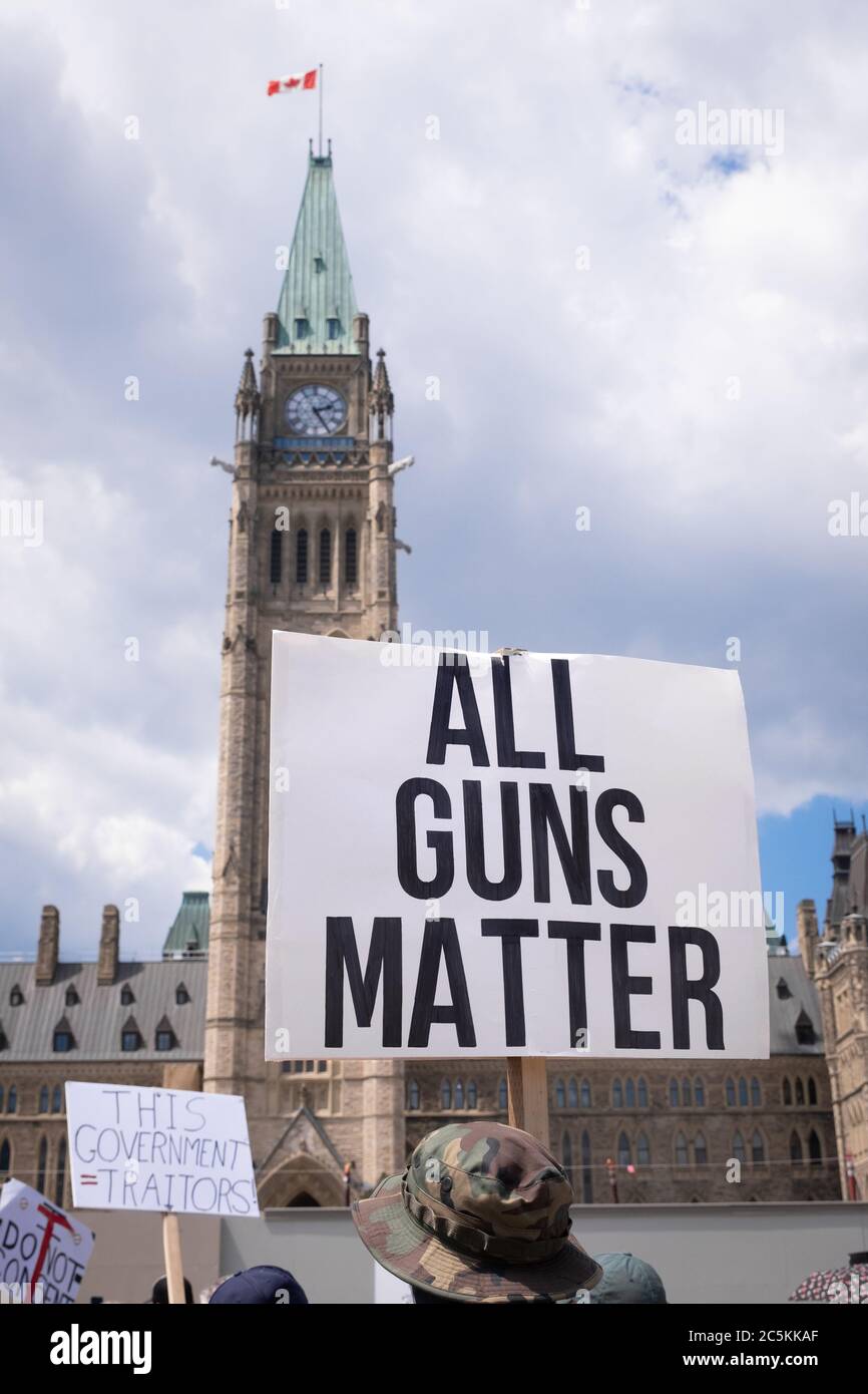 Demonstranten, einschließlich derer, die gegen die jüngste Waffengesetzgebung sind, versammeln sich am Canada Day vor dem Parliament Hill in Ottawa. Stockfoto