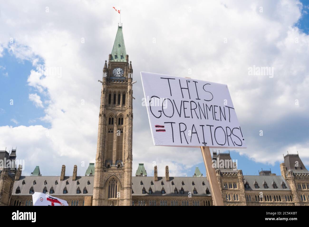 Demonstranten werfen der Regierung vor, sie sei Verräter bei einem Protest vor dem Hügel des Parlaments am Canada Day in Ottawa, Kanada. Stockfoto