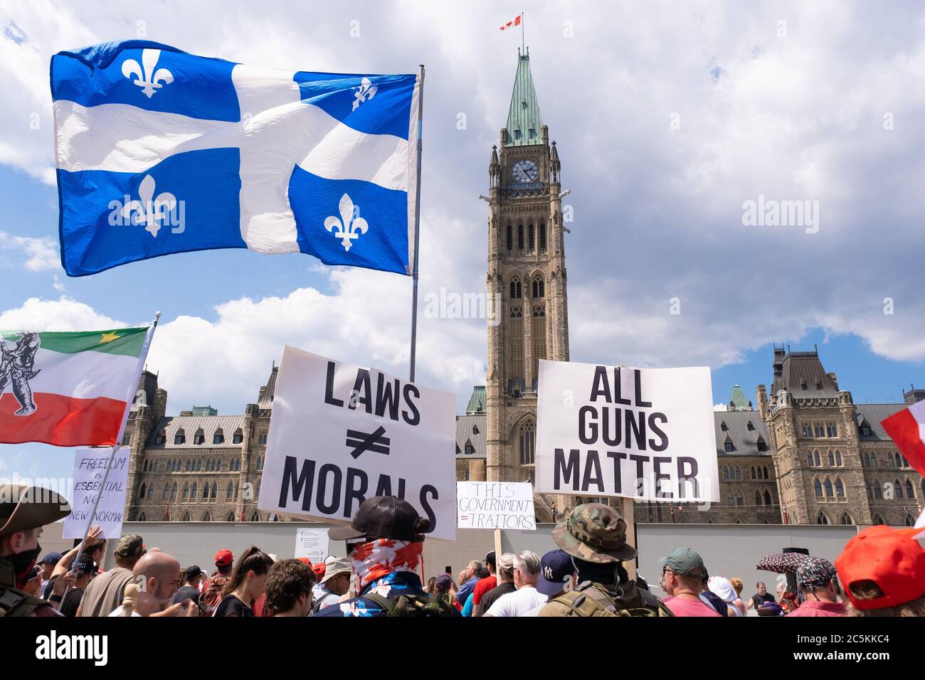 Demonstranten, einschließlich derer, die gegen die jüngste Waffengesetzgebung sind, versammeln sich am Canada Day vor dem Parliament Hill in Ottawa. Stockfoto