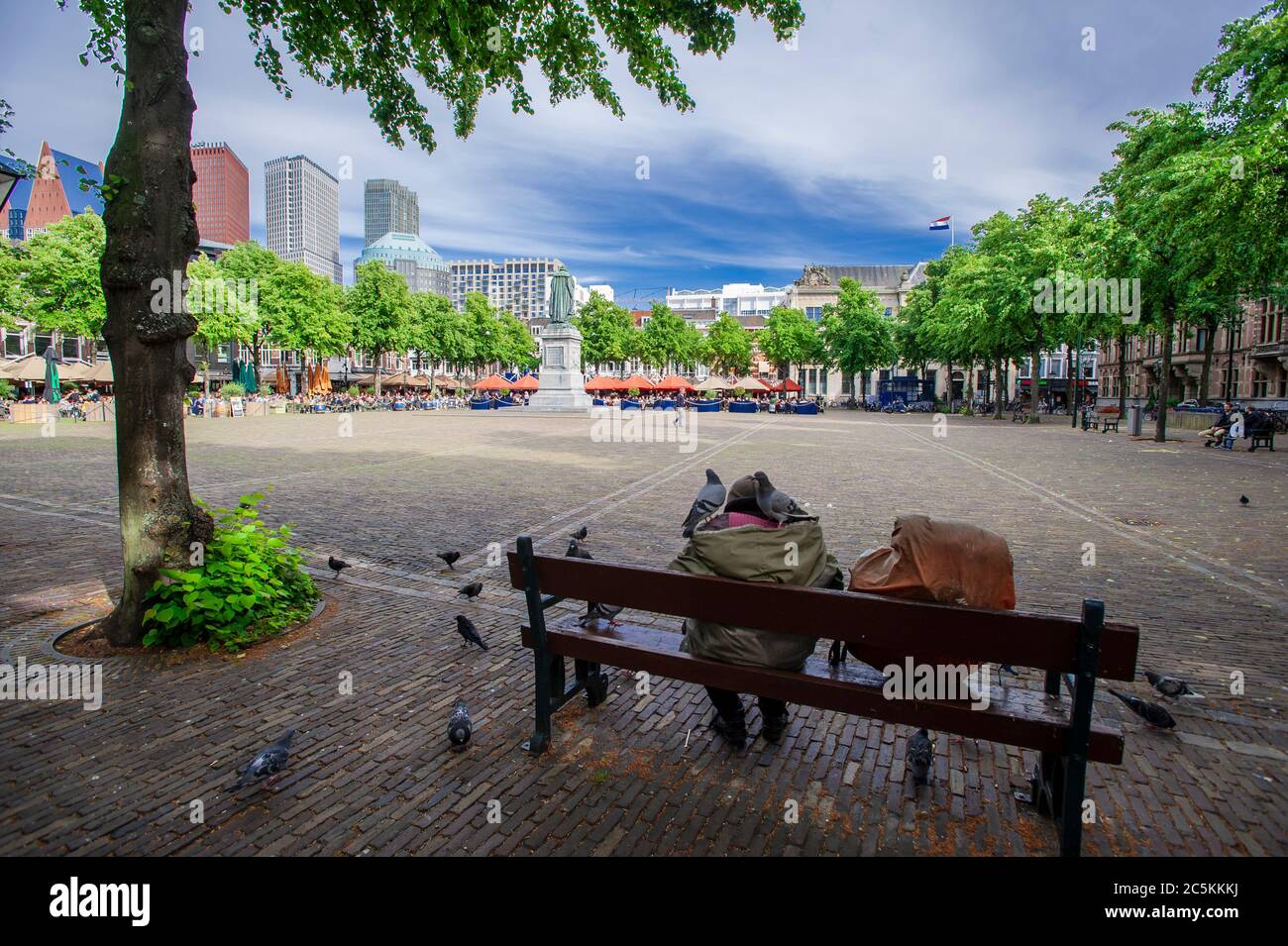 Plein, Den Haag, Niederlande. Freitag, 3. Juli 2020. Ein Gentleman der Straße - Birdman und kein Problem mit Social-Distancing hier. Freitagabend in Den Haag, da die vielen Wochen der Lockdown gelockert werden und eine Form der Normalität zur sozialen Norm wird. Kredit: Charles M Vella/Alamy Live Nachrichten Stockfoto