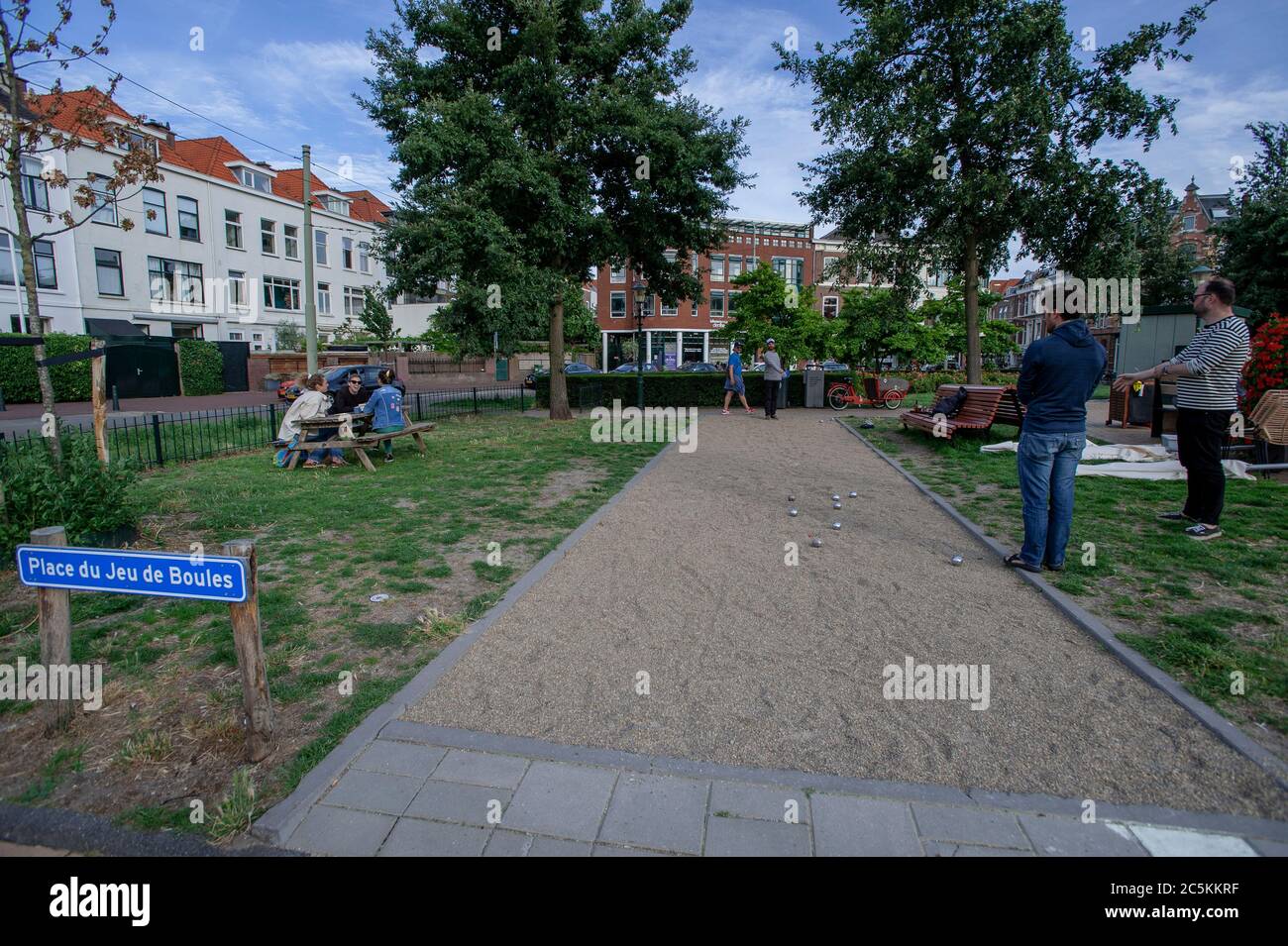 Prins Hendrikplein, Zeeheldenkwartier, Den Haag, Niederlande. Freitag, 3. Juli 2020. Ein Pétanque-Spiel zwischen einer Gruppe von Freunden, da die vielen Wochen Lockdown gelockert werden und eine Form der Normalität zur sozialen Norm wird. Kredit: Charles M Vella/Alamy Live Nachrichten Stockfoto