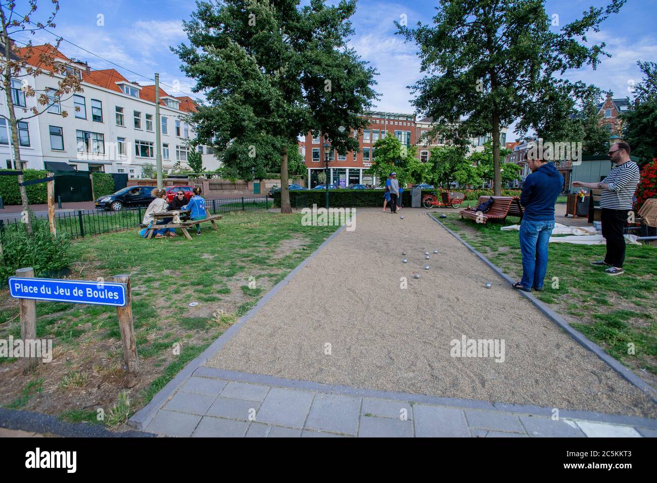 Prins Hendrikplein, Zeeheldenkwartier, Den Haag, Niederlande. Freitag, 3. Juli 2020. Ein Pétanque-Spiel zwischen einer Gruppe von Freunden, da die vielen Wochen Lockdown gelockert werden und eine Form der Normalität zur sozialen Norm wird. Kredit: Charles M Vella/Alamy Live Nachrichten Stockfoto
