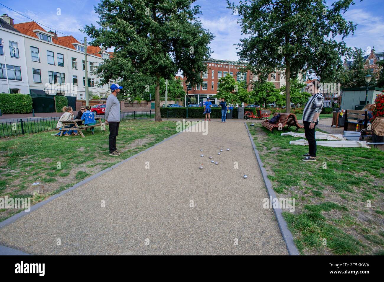 Prins Hendrikplein, Zeeheldenkwartier, Den Haag, Niederlande. Freitag, 3. Juli 2020. Ein Pétanque-Spiel zwischen einer Gruppe von Freunden, da die vielen Wochen Lockdown gelockert werden und eine Form der Normalität zur sozialen Norm wird. Kredit: Charles M Vella/Alamy Live Nachrichten Stockfoto