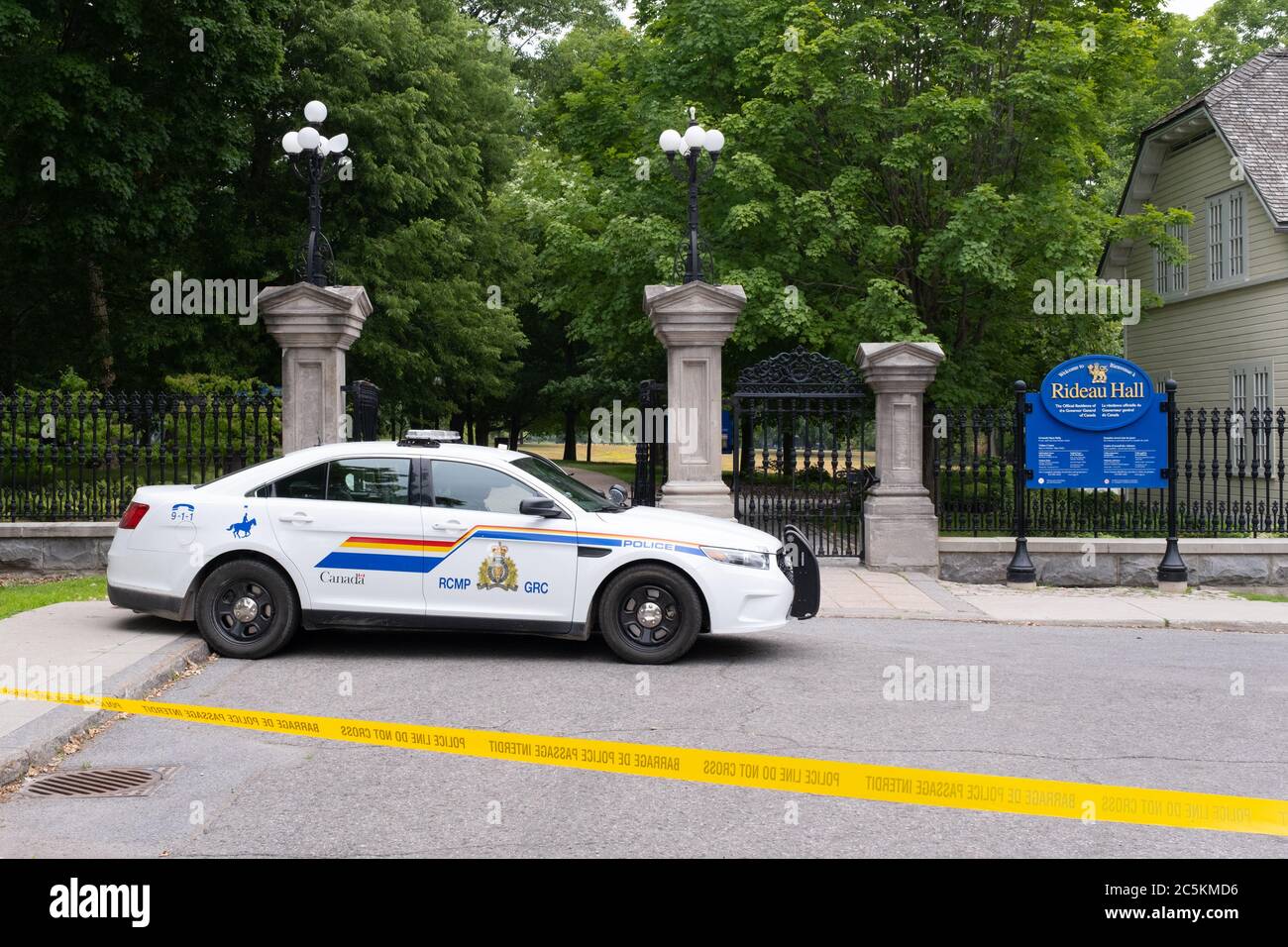Die Strafverfolgungsbehörden blockieren den Eingang zur Rideau Hall, dem Sitz des kanadischen Generalgouverneurs, nachdem ein bewaffneter Mann auf das Gelände in Ottawa einbrach Stockfoto