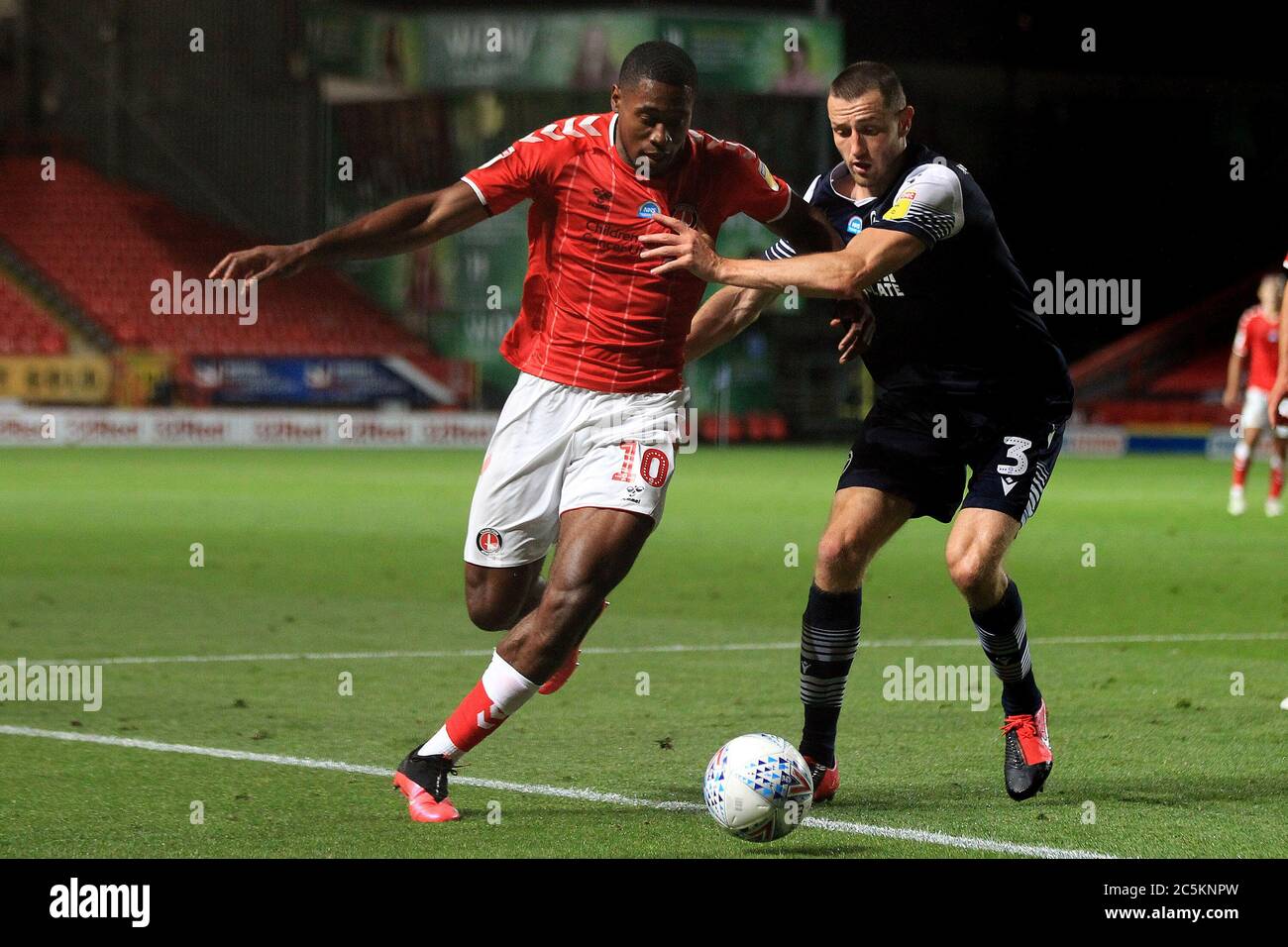 London, Großbritannien. Juli 2020. Chuks Aneke von Charlton Athletic (l) in Aktion. EFL Skybet Championship Match, Charlton Athletic gegen Millwall im Valley in London am Freitag, 3. Juli 2020. Dieses Bild darf nur für redaktionelle Zwecke verwendet werden. Nur für redaktionelle Zwecke, Lizenz für kommerzielle Nutzung erforderlich. Keine Verwendung in Wetten, Spiele oder ein einzelner Club / Liga / Spieler Publikationen. PIC von Steffan Bowen / Andrew Orchard Sport Fotografie / Alamy Live News Kredit: Andrew Orchard Sport Fotografie / Alamy Live News Stockfoto