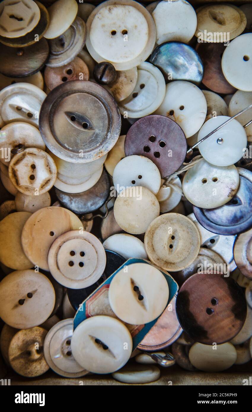 Lose Knöpfe zum Verkauf auf einem Flohmarkt, Brimfield, massachusetts Stockfoto