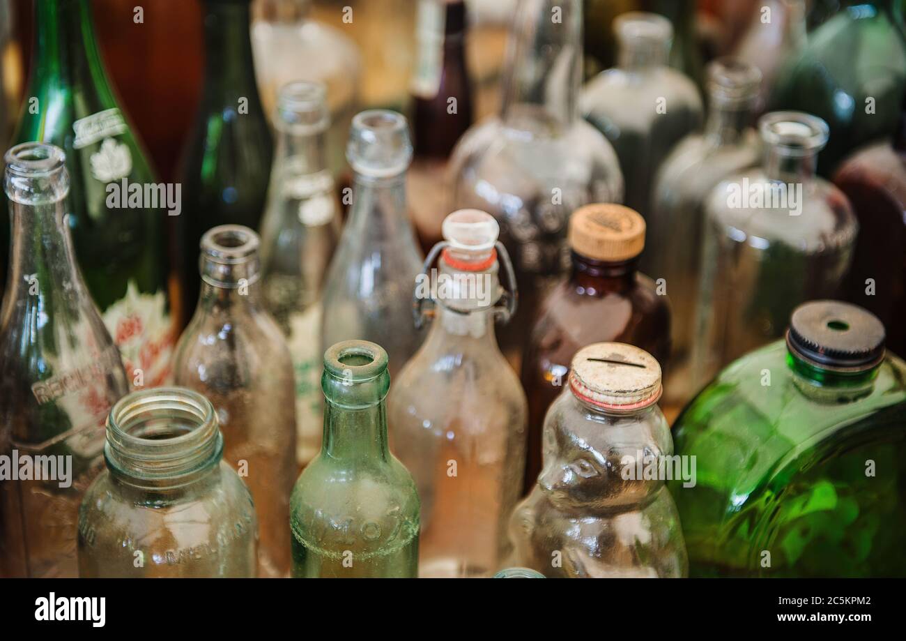 Antike Glasflaschen zum Verkauf auf einem Flohmarkt, Brimfield, massachusetts Stockfoto