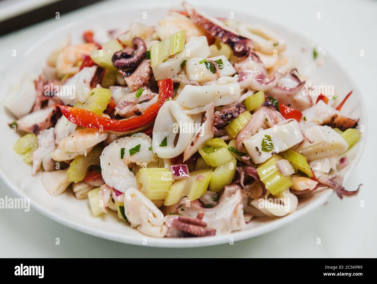 Italienische Pasta mit Meeresfrüchten, Garnelen und Tintenfisch Stockfoto