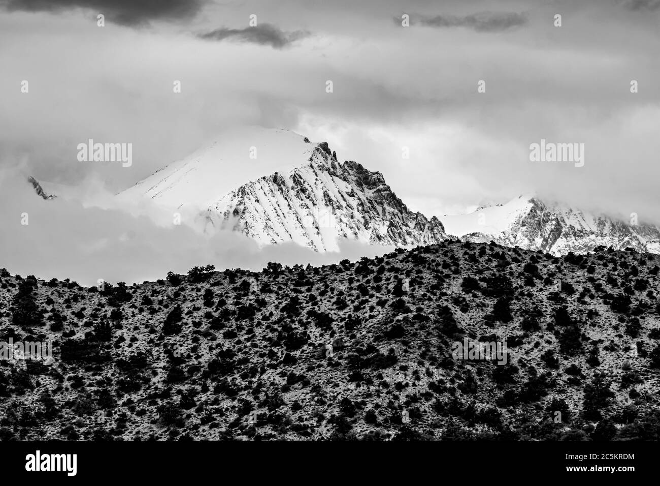 Ein Sierra Nevada Peak stochelt die Wolken am Harkless Flat Overlook. Stockfoto