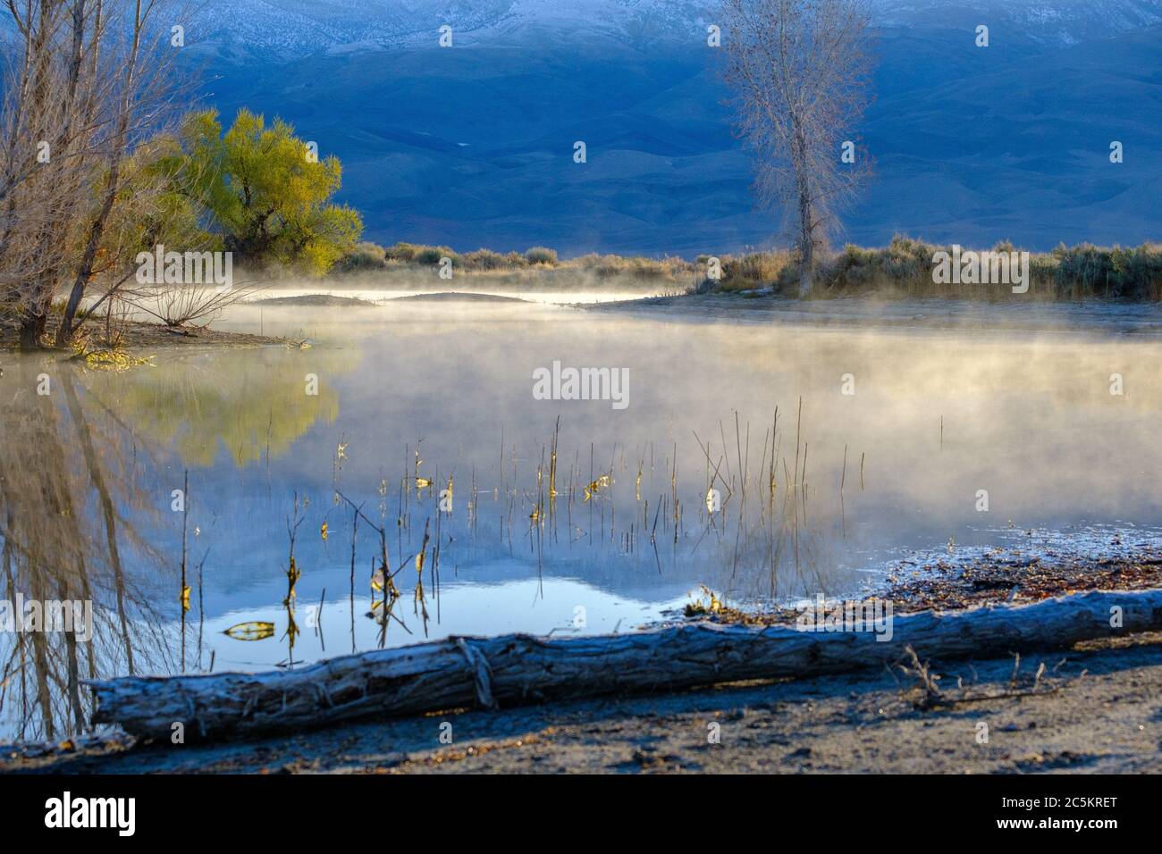 Der Morgennebel steigt aus einem Bergsee. Stockfoto