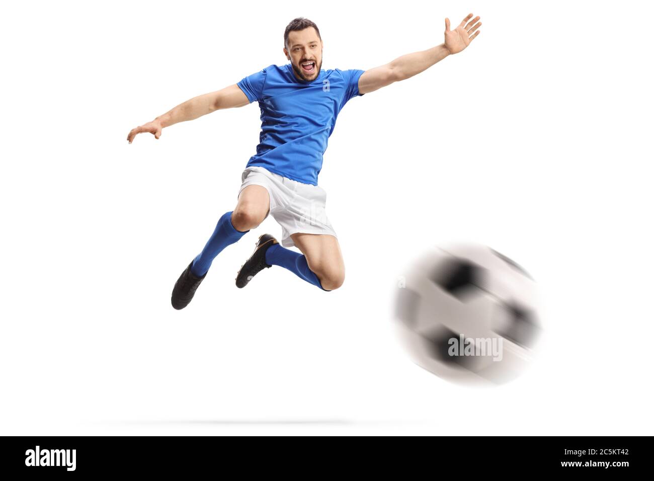 Fußballspieler, der einen Volley mit einem Fußball auf weißem Hintergrund isoliert Stockfoto