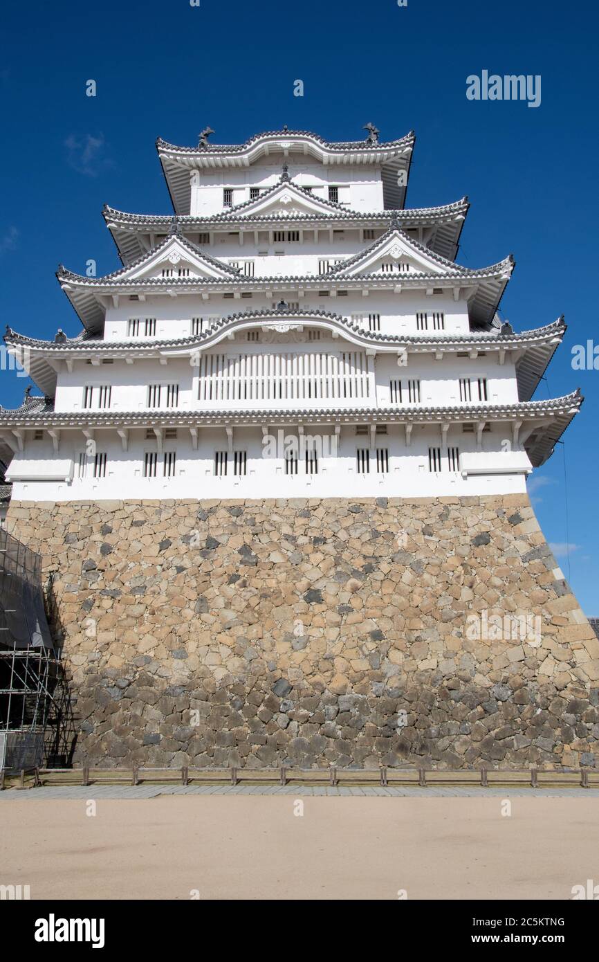Hauptgehegen (Tenshukaku) der Burg Himeji nach der Reparatur endete 2015. Nationaler Schatz Japans und UNESCO-Weltkulturerbe Stockfoto