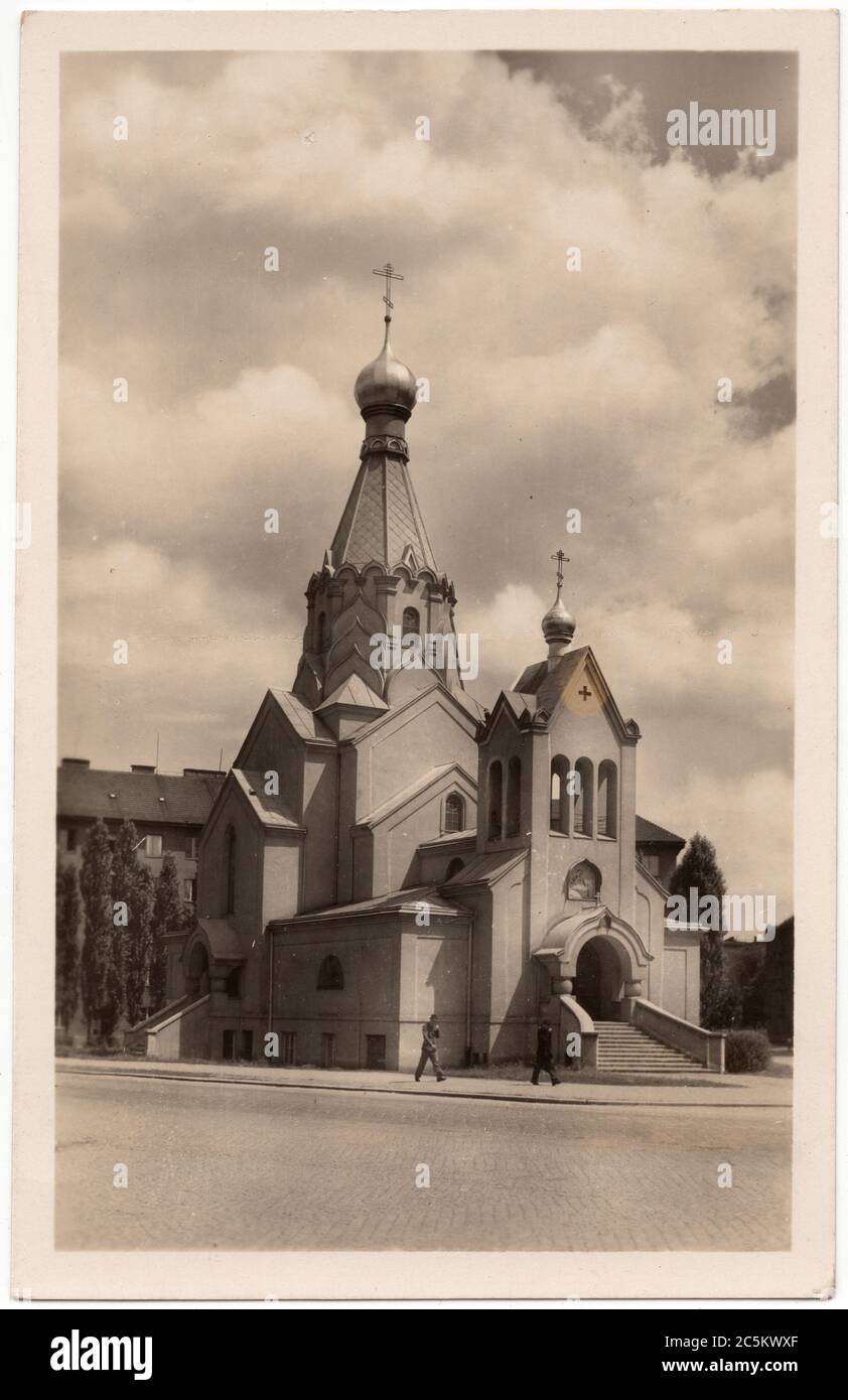 Orthodoxe Kirche, die dem Heiligen Gorazd in Olomouc, Tschechoslowakei, heute Tschechien, gewidmet ist, dargestellt in der tschechoslowakischen undatierten Vintage-Postkarte, die wahrscheinlich aus den 1950er Jahren stammt. Die Kirche wurde 1937-1939 vom tschechoslowakischen orthodoxen Priester Vsewolod Kolomackij, später Andrej Kolomacký, entworfen und gebaut. Mit freundlicher Genehmigung der Azoor Postkartensammlung. Stockfoto