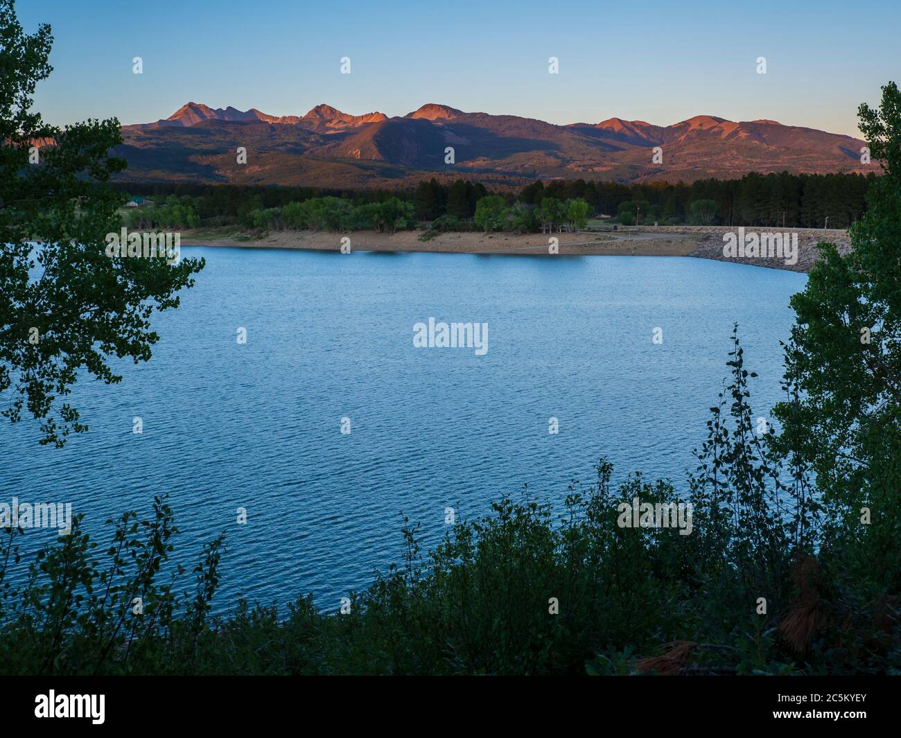 La Plata Mountains bei Sonnenuntergang über Jackson Gulch Reservoir, Mancos State Park, Mancos, Colorado. Stockfoto