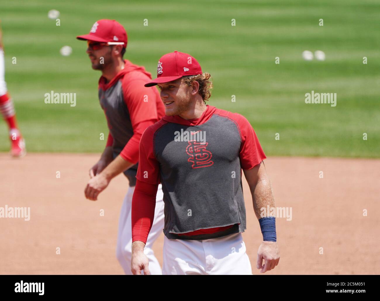 St. Louis, Usa. Juli 2020. St. Louis Cardinals Harrison Bader beobachtet den Teig während des Schlagtrainings beim ersten Frühjahrstraining des Teams im Busch Stadium in St. Louis am Freitag, den 3. Juli 2020. Major League Baseball beginnt ihre Saison 2020, nachdem die COVID-19 Pandemie monatelange Verzögerungen verursachte. Foto von Bill Greenblatt/UPI Kredit: UPI/Alamy Live News Stockfoto