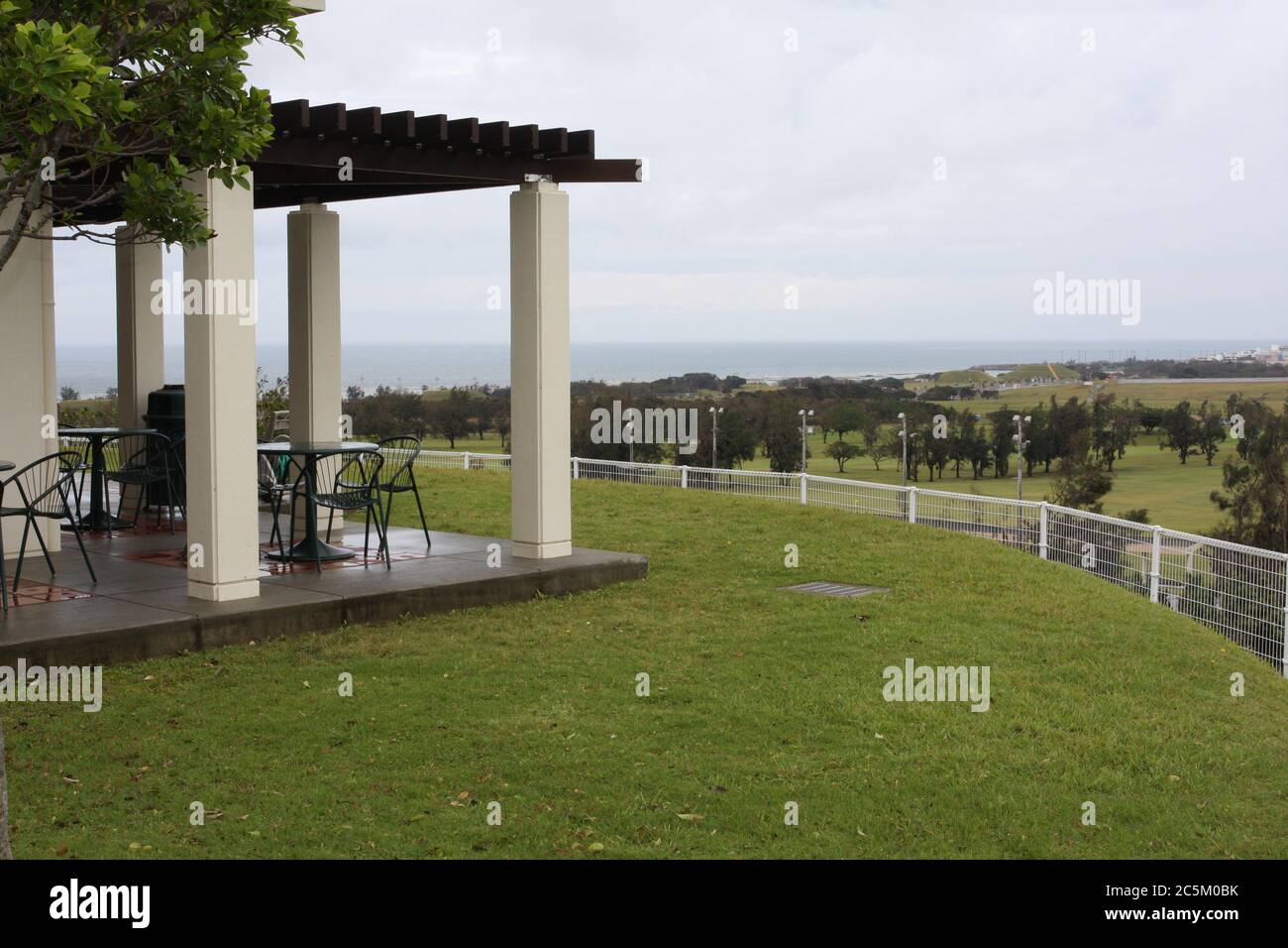 Ruhebereich im südlichen Okinawa, Japan, im Gedenkpark des 2. Weltkriegs. Stockfoto