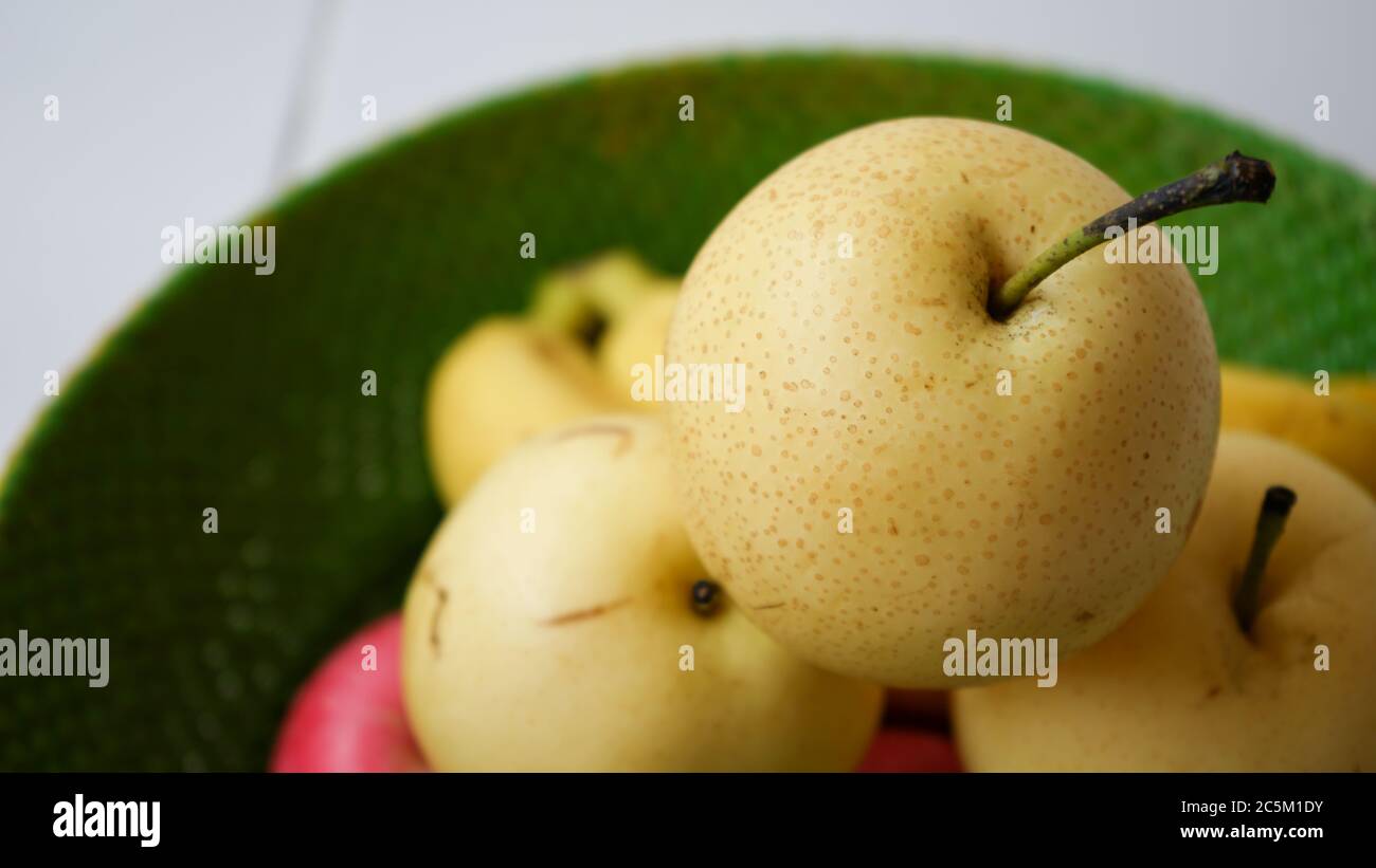 Schließen Sie die Früchte im Korb Stockfoto