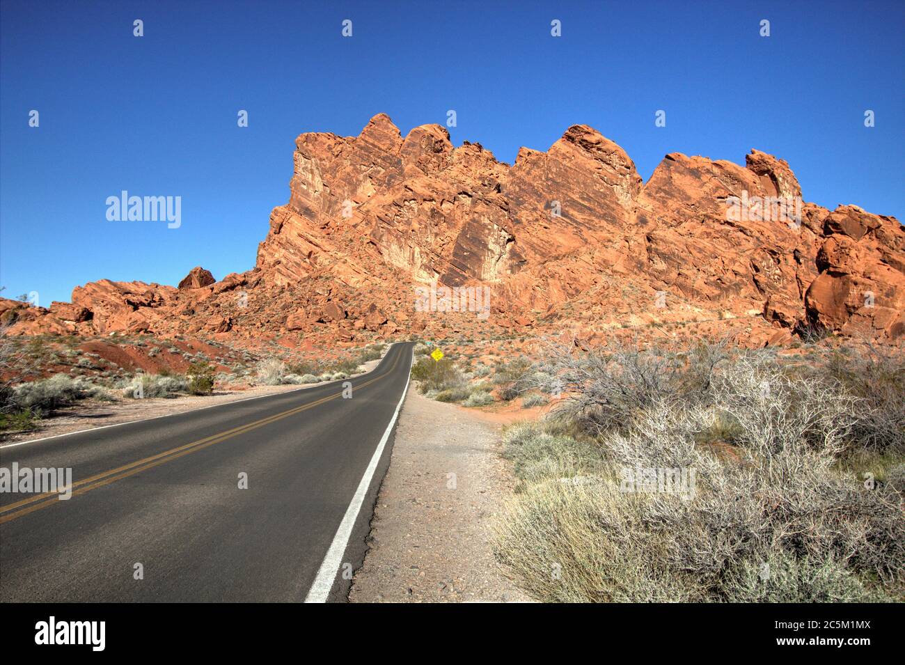 Nevada Highway 169 ist eine landschaftlich reizvolle Nebenstraße des Bundesstaates Nevada. Die zweispurige Autobahn führt durch das Tal des Feuers und bietet eine malerische Aussicht auf die Berge und die Wüste. Stockfoto