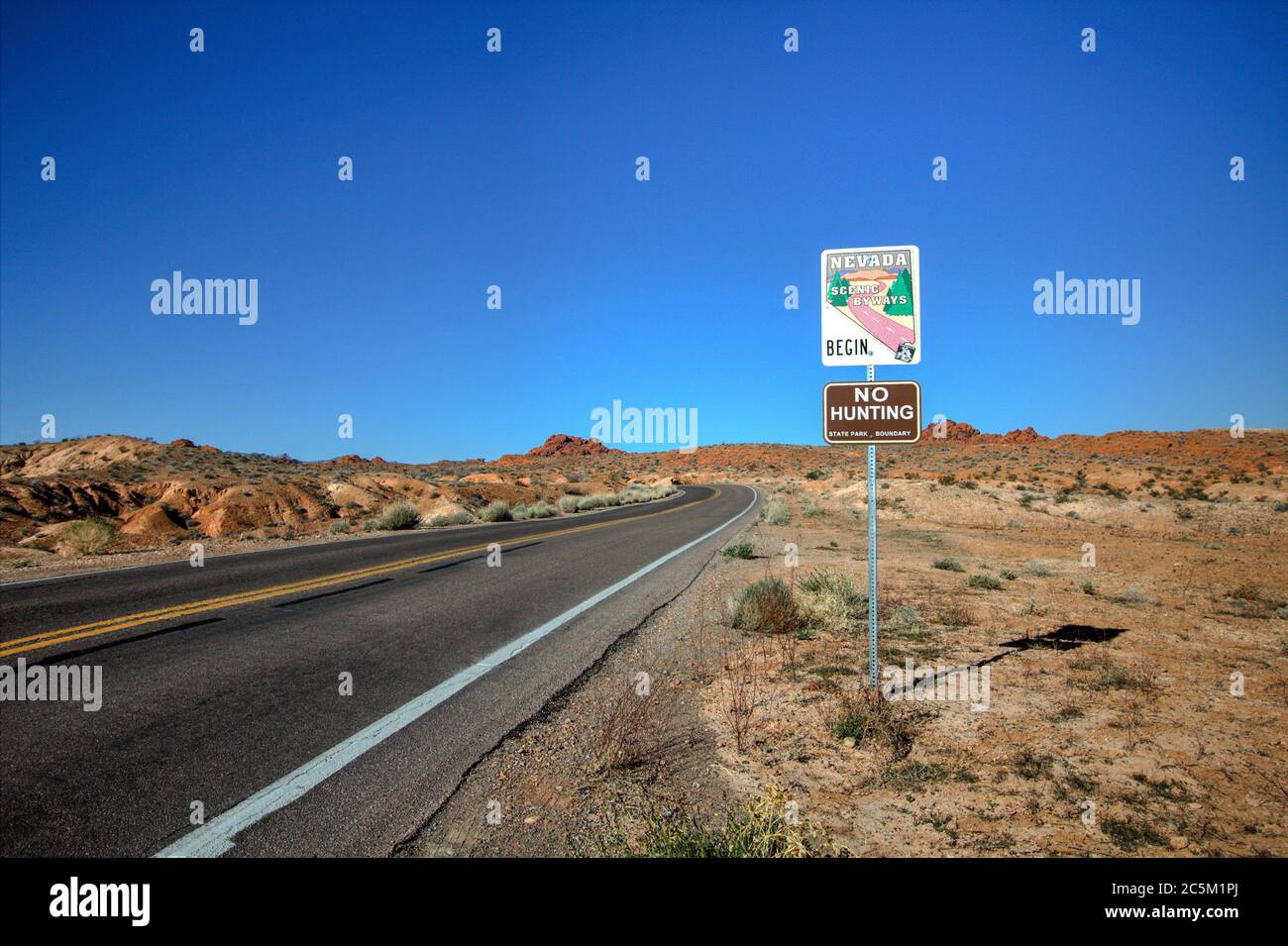 Schild, das Nevada Highway 169 als landschaftlich reizvolle Nebenstraße bezeichnet. Die zweispurige Autobahn führt durch das Tal des Feuers und bietet malerische Berge und Wüste Stockfoto