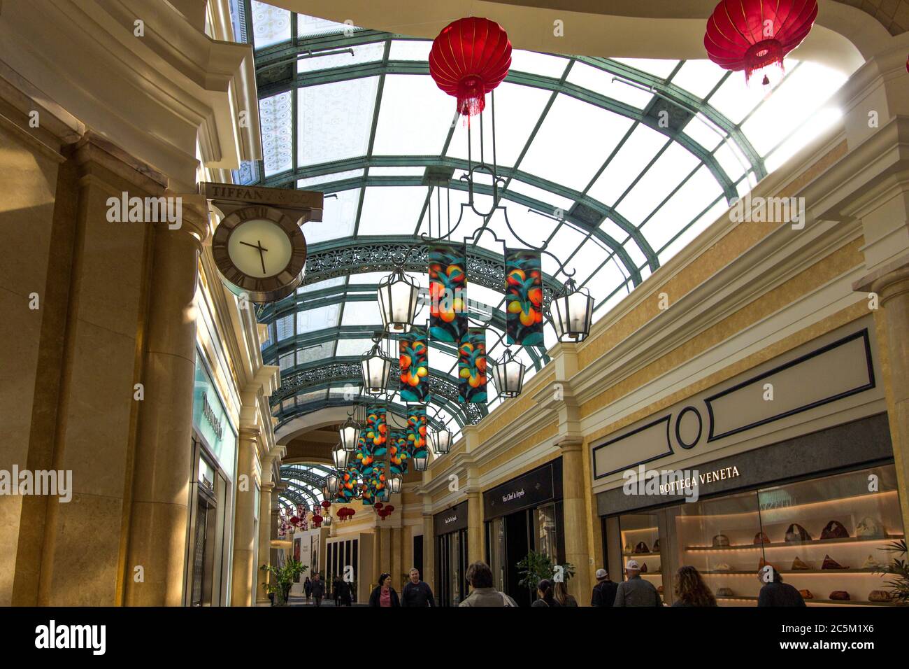 Las Vegas, Nevada, USA - 20. Februar 2020: Shopper schlendern über die Promenade an den luxuriösen Ladengeschäften der Shops im Bellagio vorbei. Stockfoto