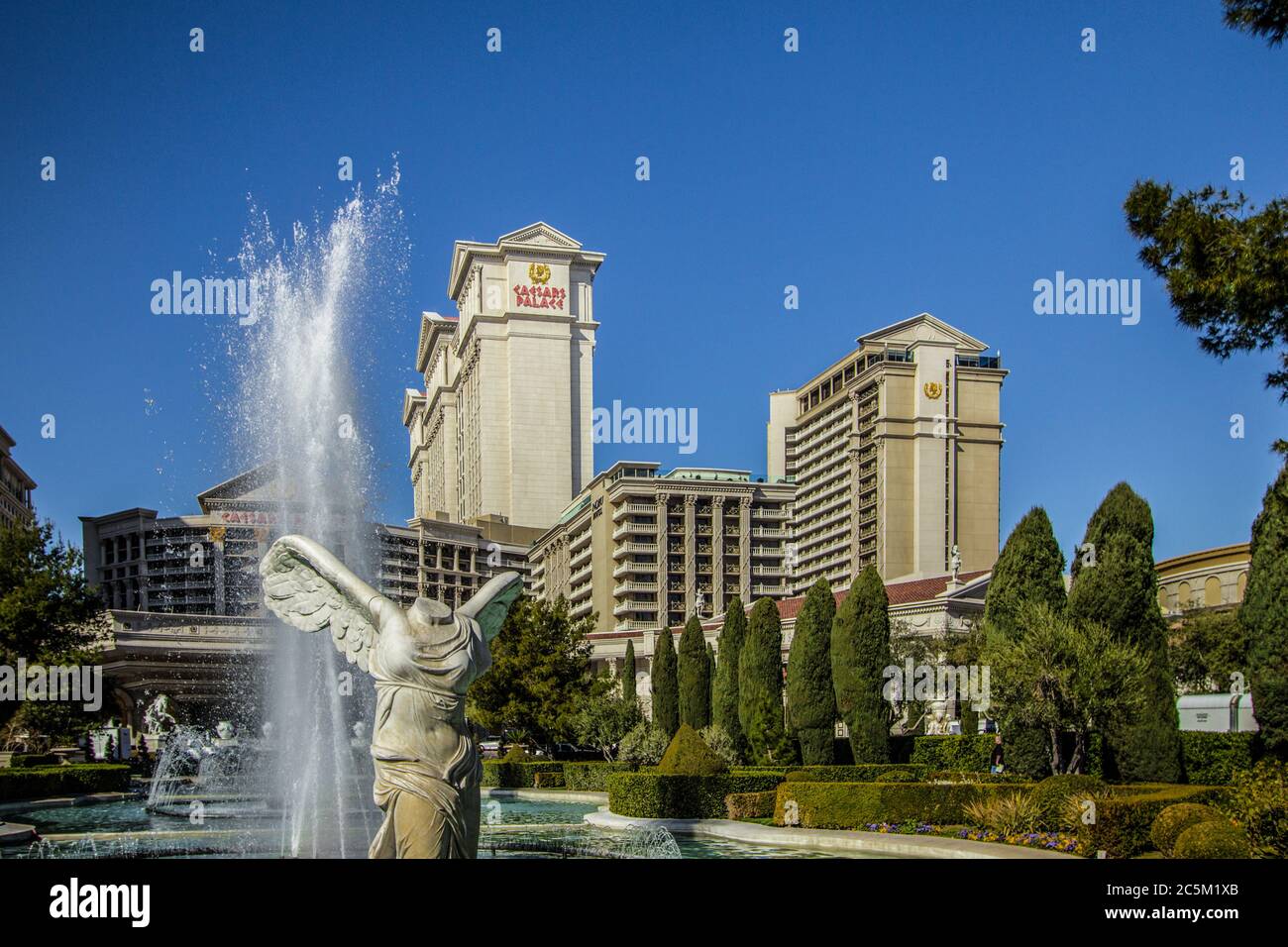 Las Vegas, Nevada, USA - 20. Februar 2020: Außenansicht des Caesars Palace Casinos und Resorts mit Statue und Brunnen. Stockfoto