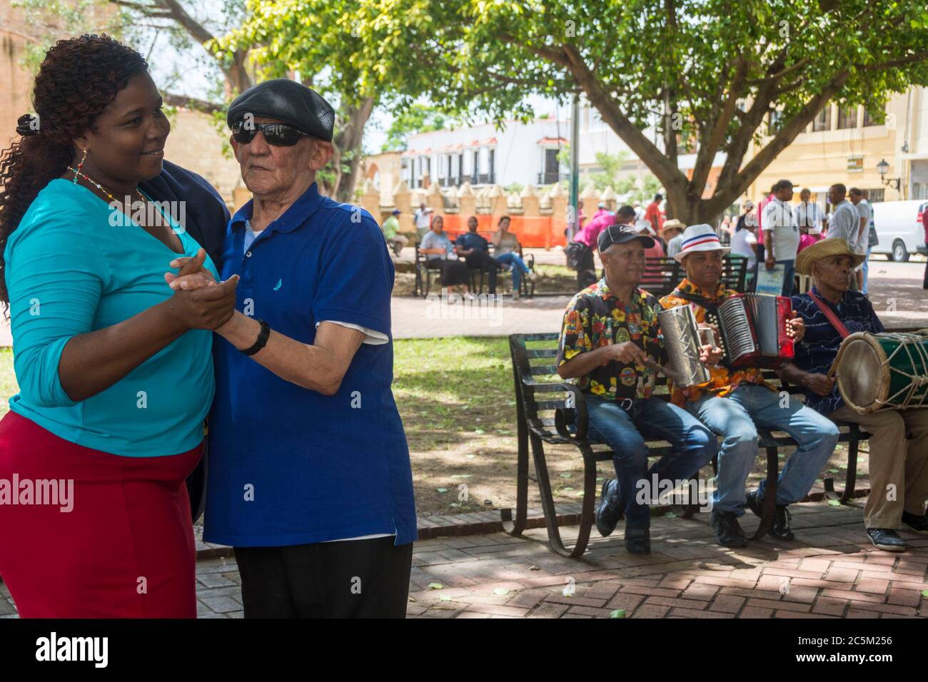 Ein Mann und eine Frau tanzen im Parque Colón in der Kolonialzone von Santo Domingo zu dem Rhythmus der karibischen Musik. Stockfoto